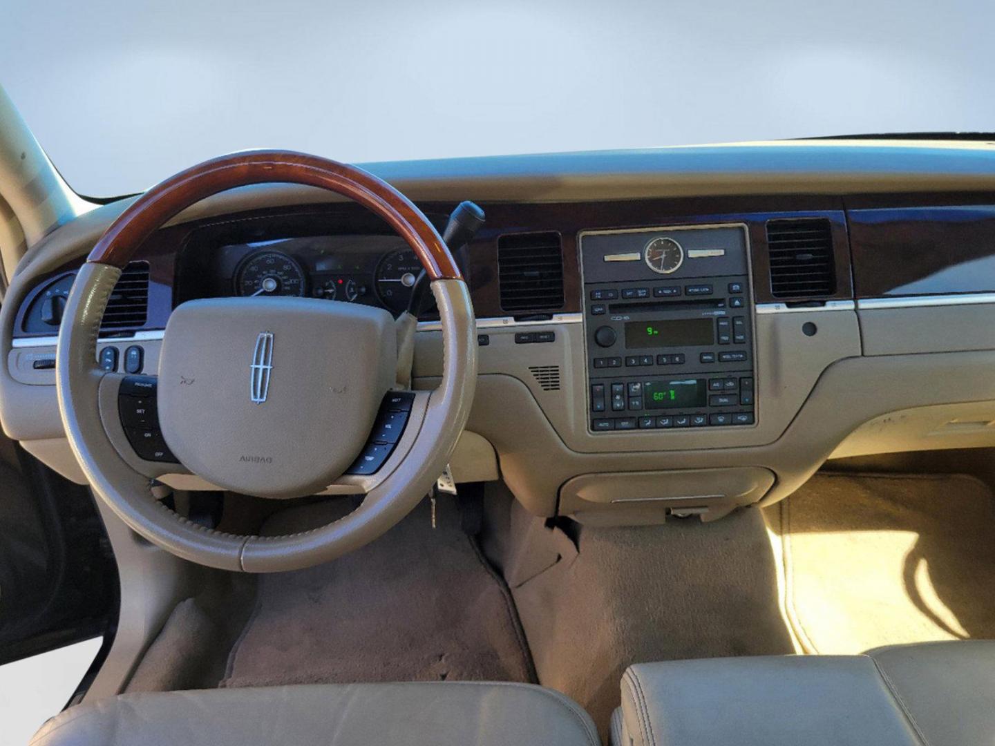 2010 Black Lincoln Town Car Signature Limited (2LNBL8CV4AX) with an Gas/Ethanol V8 4.6L/281 engine, 4-Speed Automatic w/OD transmission, located at 1430 Gateway Drive, Opelika, AL, 36801, (334) 239-0944, 32.637871, -85.409790 - 2010 Lincoln Town Car Signature Limited - Photo#13