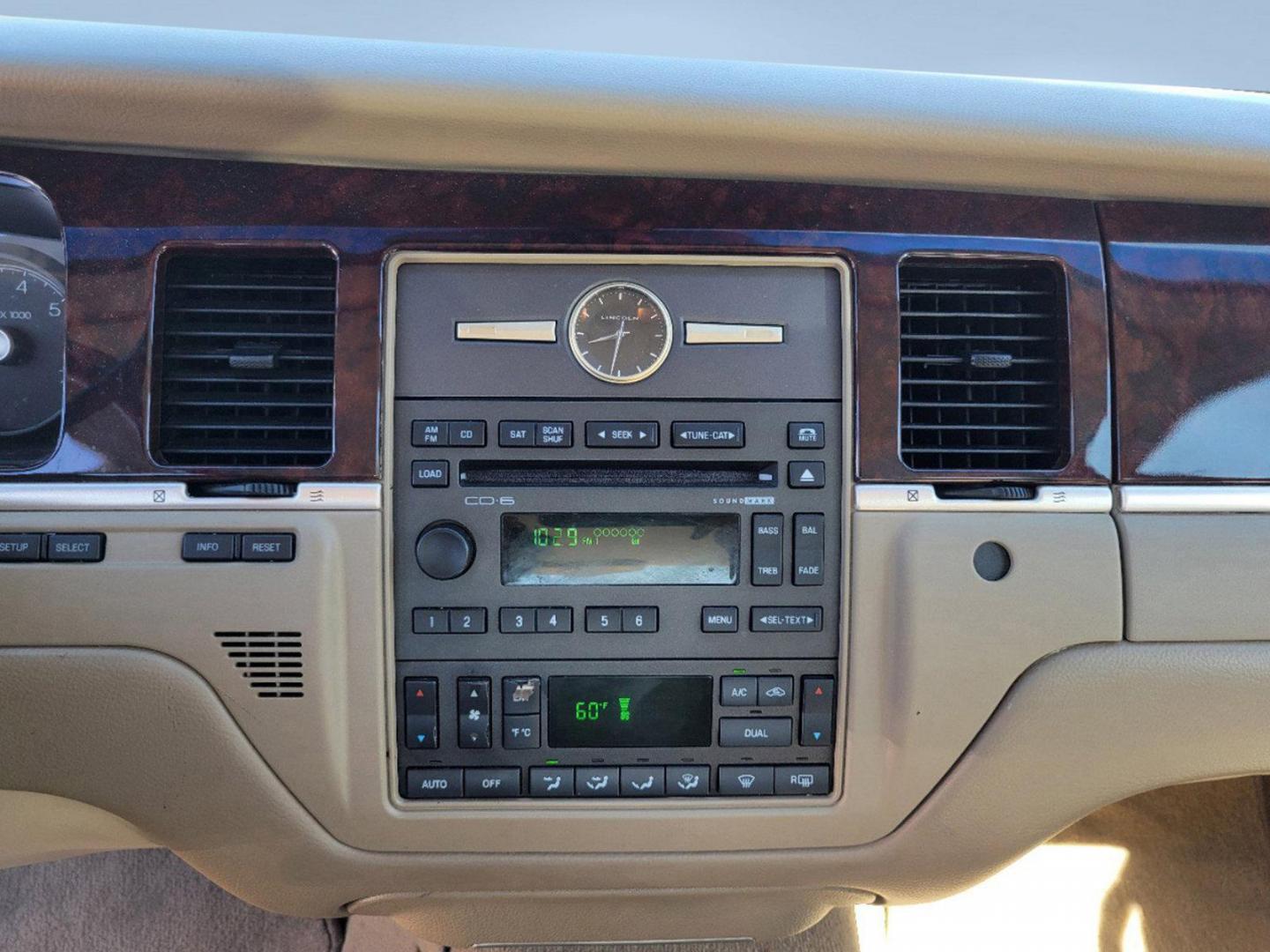 2010 Black Lincoln Town Car Signature Limited (2LNBL8CV4AX) with an Gas/Ethanol V8 4.6L/281 engine, 4-Speed Automatic w/OD transmission, located at 1430 Gateway Drive, Opelika, AL, 36801, (334) 239-0944, 32.637871, -85.409790 - 2010 Lincoln Town Car Signature Limited - Photo#14