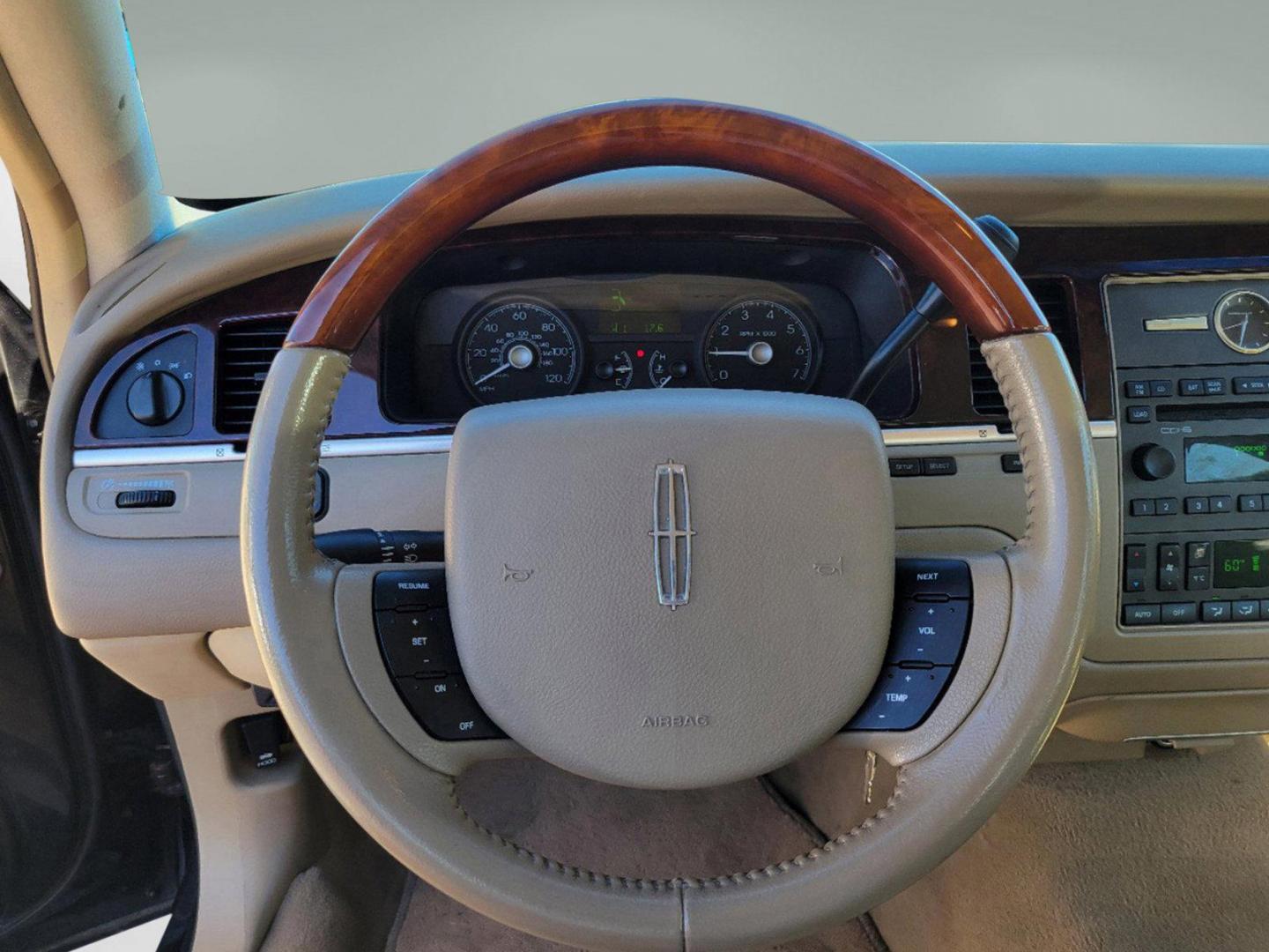 2010 Black Lincoln Town Car Signature Limited (2LNBL8CV4AX) with an Gas/Ethanol V8 4.6L/281 engine, 4-Speed Automatic w/OD transmission, located at 1430 Gateway Drive, Opelika, AL, 36801, (334) 239-0944, 32.637871, -85.409790 - 2010 Lincoln Town Car Signature Limited - Photo#15