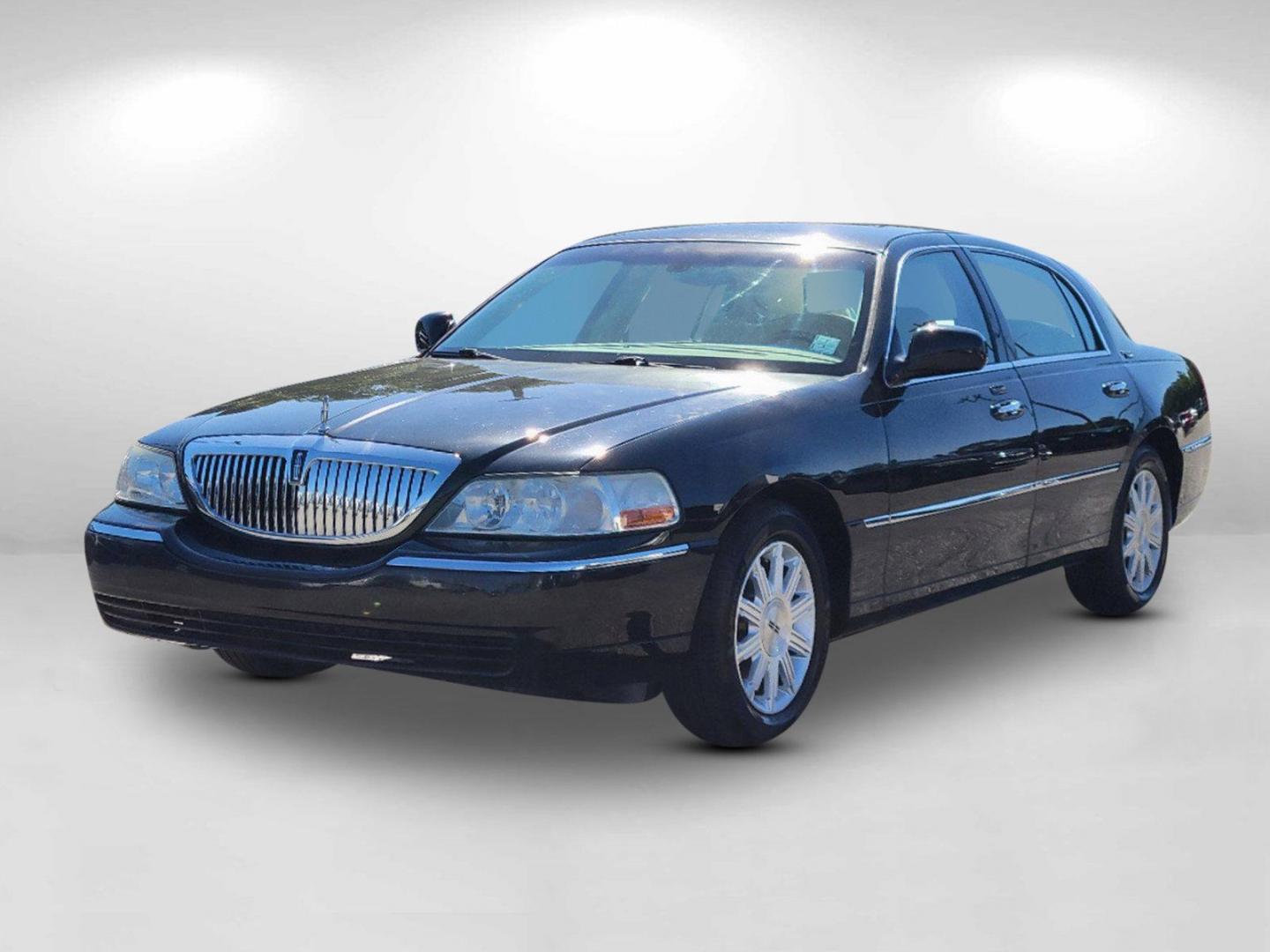 2010 Black Lincoln Town Car Signature Limited (2LNBL8CV4AX) with an Gas/Ethanol V8 4.6L/281 engine, 4-Speed Automatic w/OD transmission, located at 1430 Gateway Drive, Opelika, AL, 36801, (334) 239-0944, 32.637871, -85.409790 - 2010 Lincoln Town Car Signature Limited - Photo#1