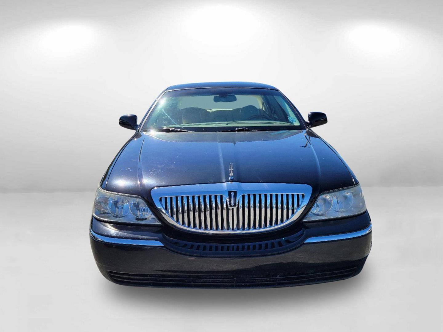 2010 Black Lincoln Town Car Signature Limited (2LNBL8CV4AX) with an Gas/Ethanol V8 4.6L/281 engine, 4-Speed Automatic w/OD transmission, located at 1430 Gateway Drive, Opelika, AL, 36801, (334) 239-0944, 32.637871, -85.409790 - 2010 Lincoln Town Car Signature Limited - Photo#3