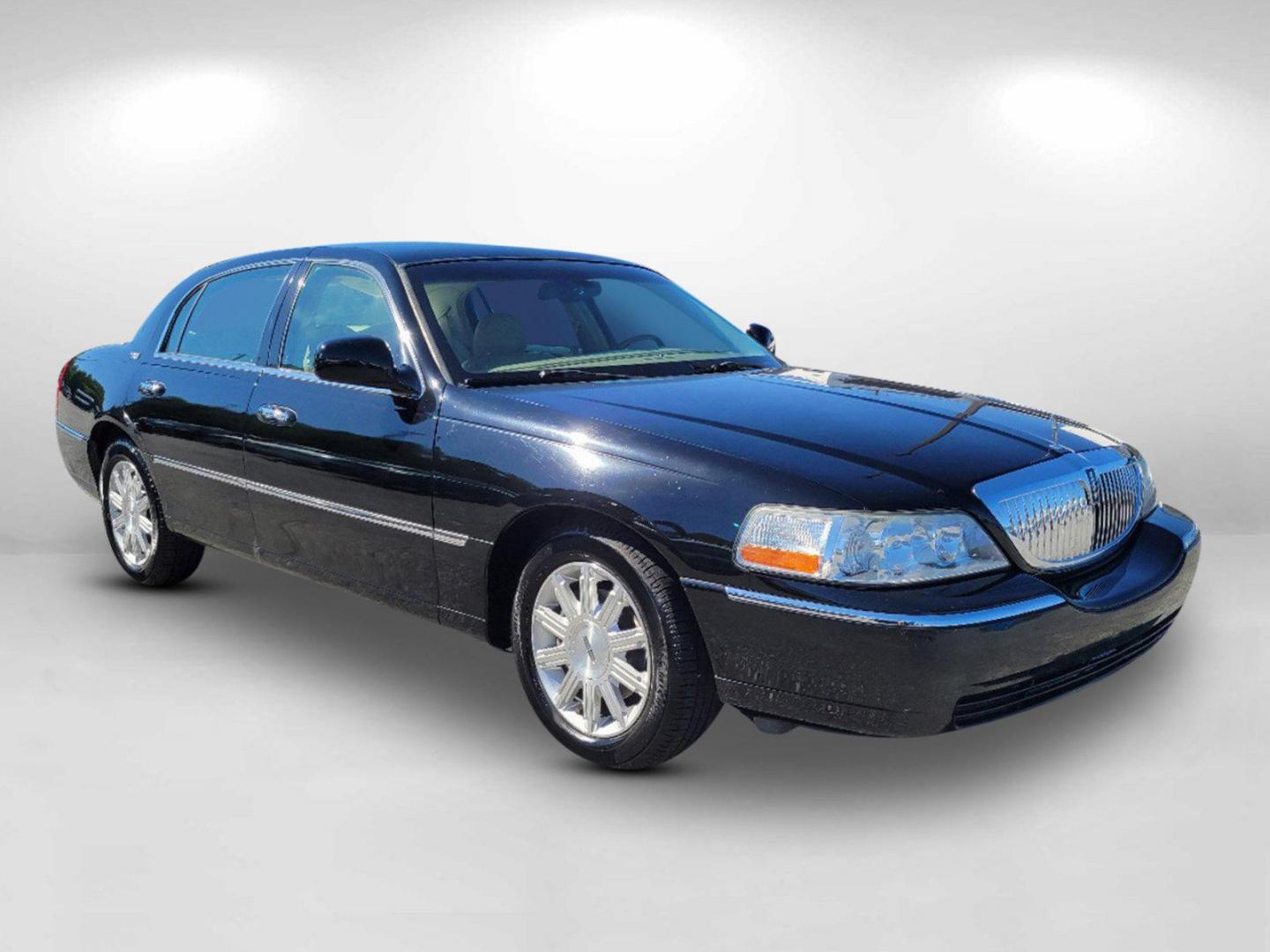 2010 Black Lincoln Town Car Signature Limited (2LNBL8CV4AX) with an Gas/Ethanol V8 4.6L/281 engine, 4-Speed Automatic w/OD transmission, located at 1430 Gateway Drive, Opelika, AL, 36801, (334) 239-0944, 32.637871, -85.409790 - 2010 Lincoln Town Car Signature Limited - Photo#4