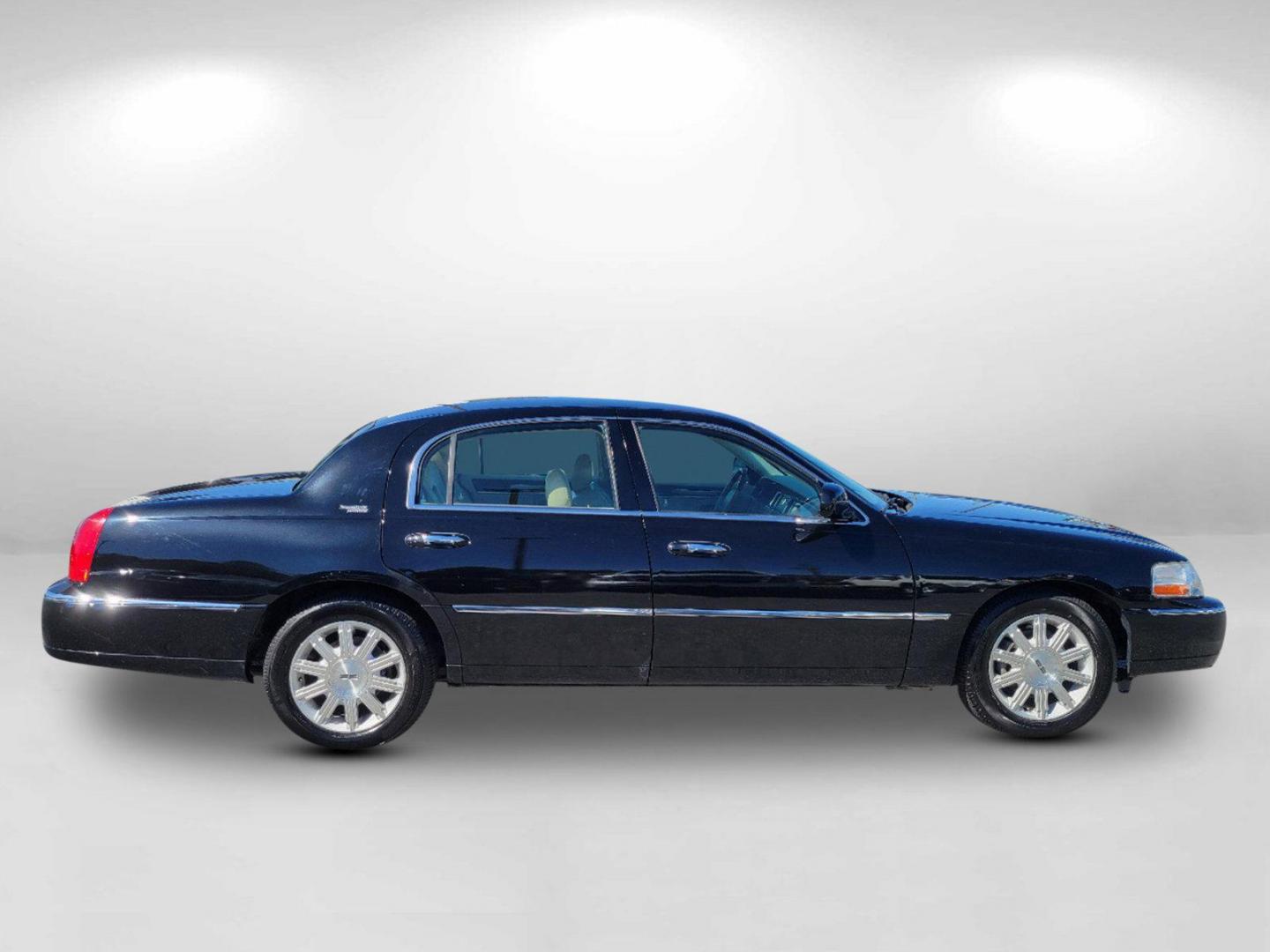 2010 Black Lincoln Town Car Signature Limited (2LNBL8CV4AX) with an Gas/Ethanol V8 4.6L/281 engine, 4-Speed Automatic w/OD transmission, located at 1430 Gateway Drive, Opelika, AL, 36801, (334) 239-0944, 32.637871, -85.409790 - 2010 Lincoln Town Car Signature Limited - Photo#5