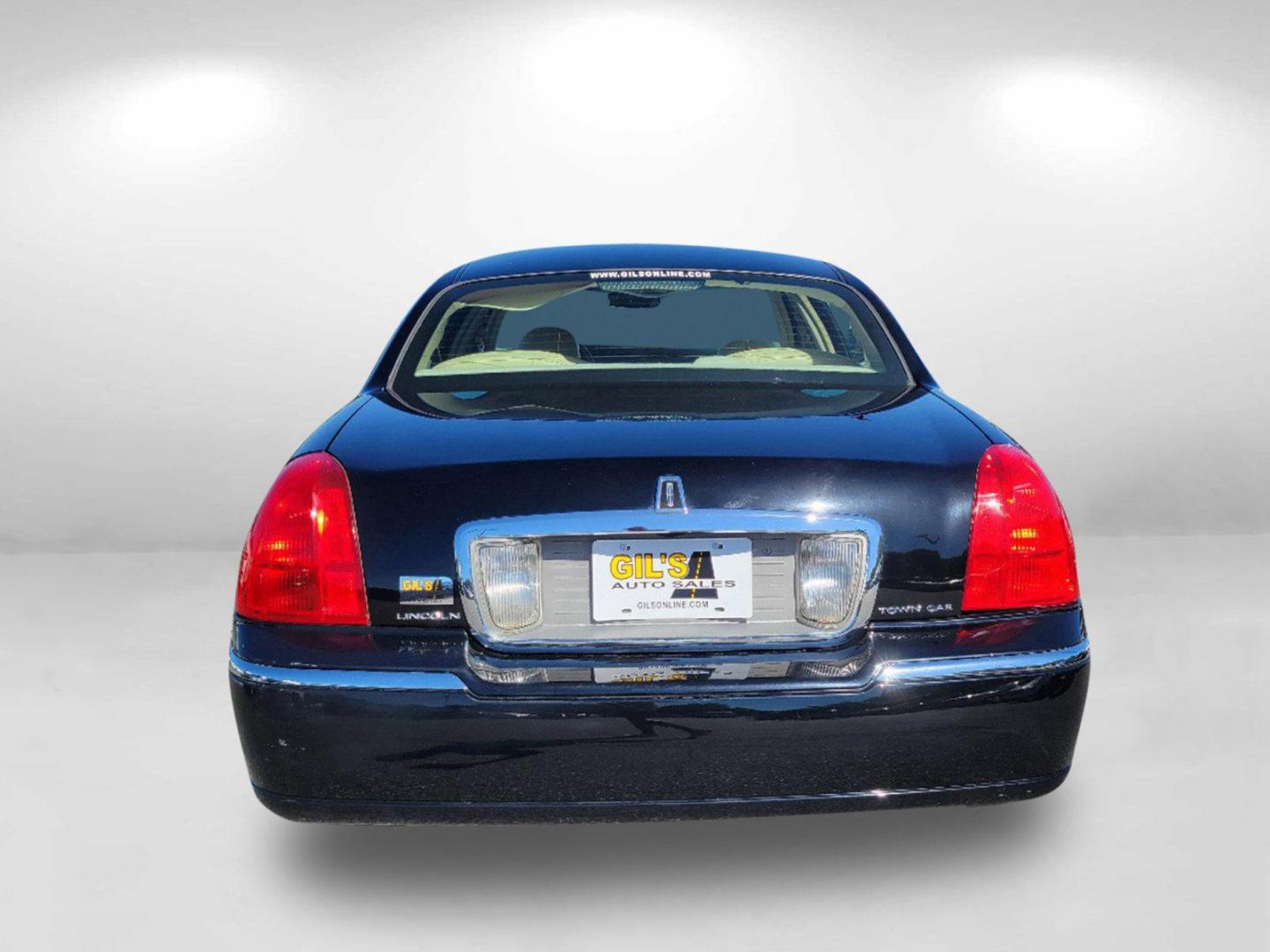 2010 Black Lincoln Town Car Signature Limited (2LNBL8CV4AX) with an Gas/Ethanol V8 4.6L/281 engine, 4-Speed Automatic w/OD transmission, located at 1430 Gateway Drive, Opelika, AL, 36801, (334) 239-0944, 32.637871, -85.409790 - 2010 Lincoln Town Car Signature Limited - Photo#7