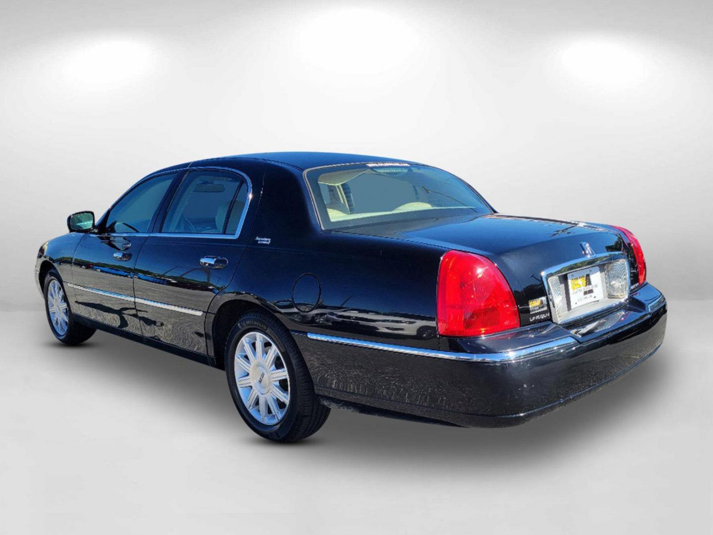 2010 Black Lincoln Town Car Signature Limited (2LNBL8CV4AX) with an Gas/Ethanol V8 4.6L/281 engine, 4-Speed Automatic w/OD transmission, located at 1430 Gateway Drive, Opelika, AL, 36801, (334) 239-0944, 32.637871, -85.409790 - 2010 Lincoln Town Car Signature Limited - Photo#8