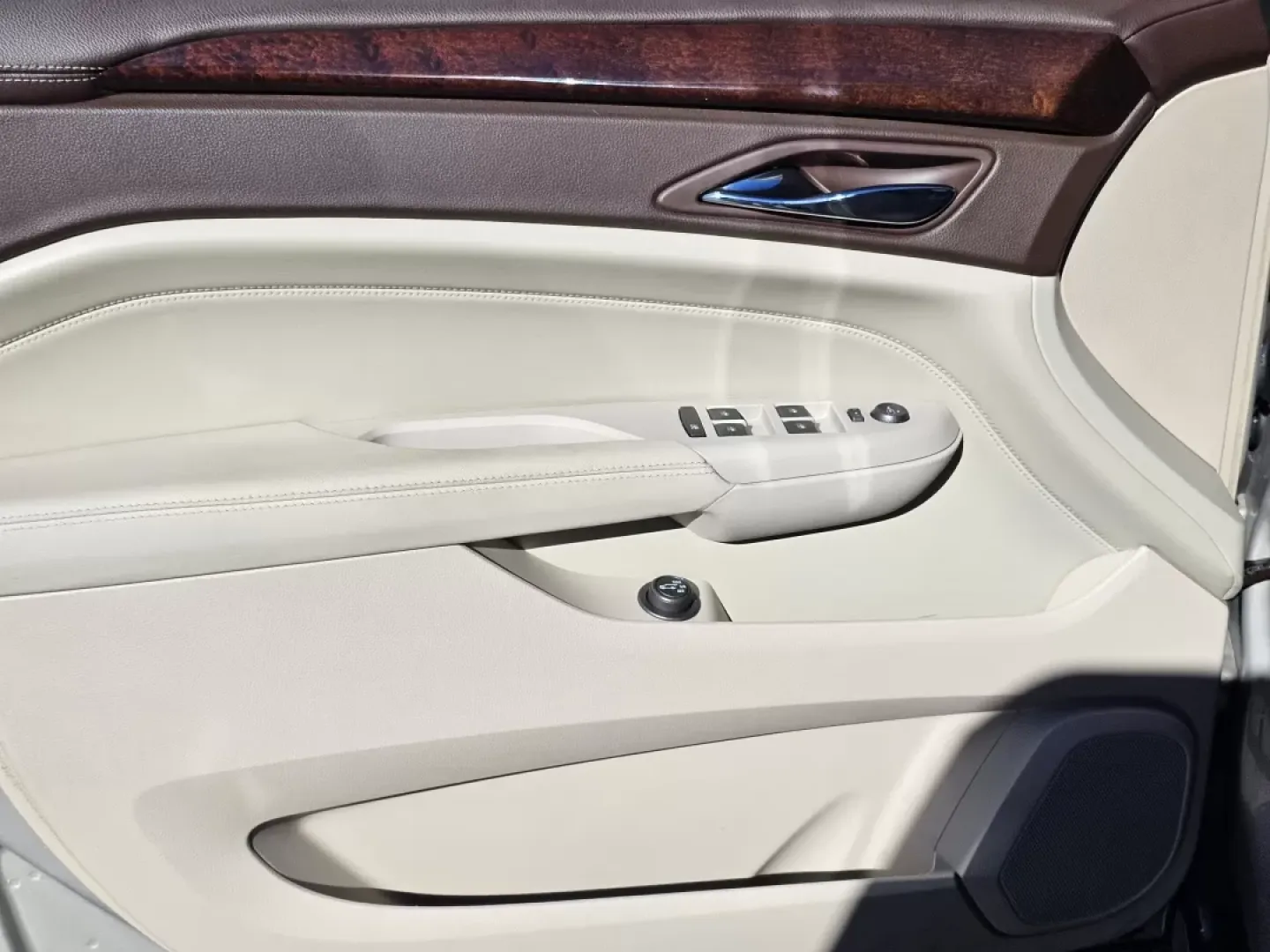 2011 /Shale w/Brownstone accents Cadillac SRX Luxury Collection (3GYFNAEY7BS) with an Other engine, located at 3959 U.S. 80 W, Phenix City, AL, 36870, (334) 297-4885, 32.469296, -85.135185 - Discover your next adventure with the luxurious 2011 Cadillac SRX, perfect for growing families or individuals who crave both comfort and style in their daily commute. Whether you're heading out for a weekend getaway or simply navigating through the bustling streets of Phenix City, AL, this SUV is d - Photo#8