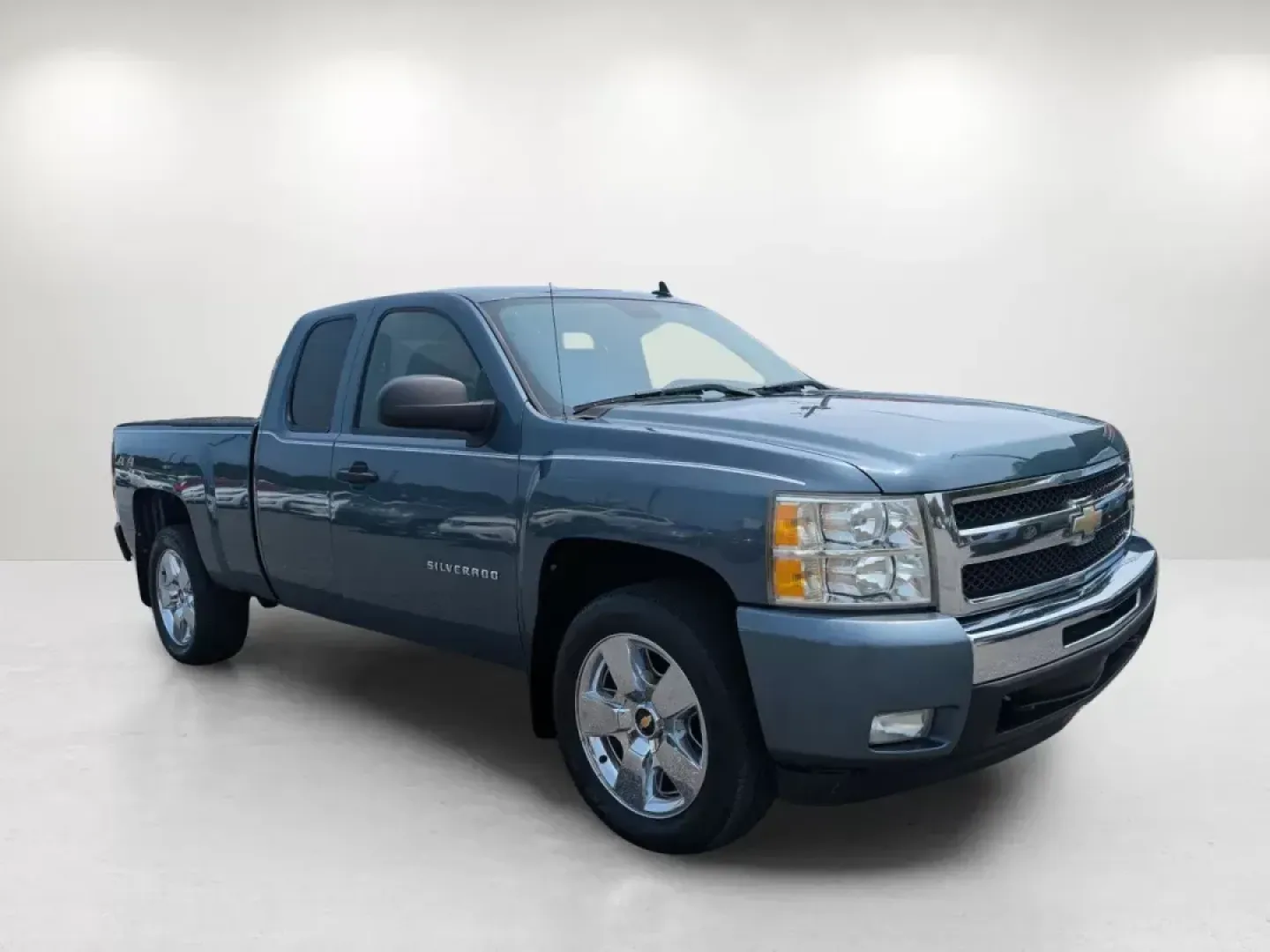 2011 /Ebony Chevrolet Silverado 1500 LT (1GCRKSE37BZ) with an Gas/Ethanol V8 5.3L/323 engine, 6-Speed Automatic transmission, located at 804 22nd Ave, Phenix City, AL, 36870, (334) 297-1860, 32.484749, -85.024475 - 2011 Chevrolet Silverado 1500 LT - Photo#2