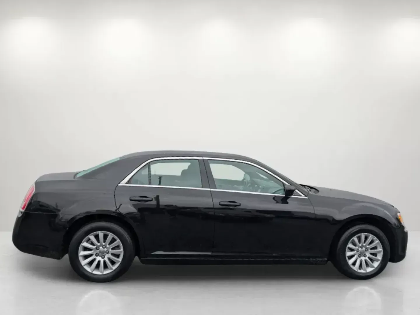 2011 /Black Interior Chrysler 300 (2C3CA4CGXBH) with an Gas/Ethanol V6 3.6L/220 engine, 5-Speed Automatic w/Manual Shift transmission, located at 5115 14th Ave., Columbus, GA, 31904, (706) 323-0345, 32.511494, -84.971046 - 2011 Chrysler 300 - Photo#3