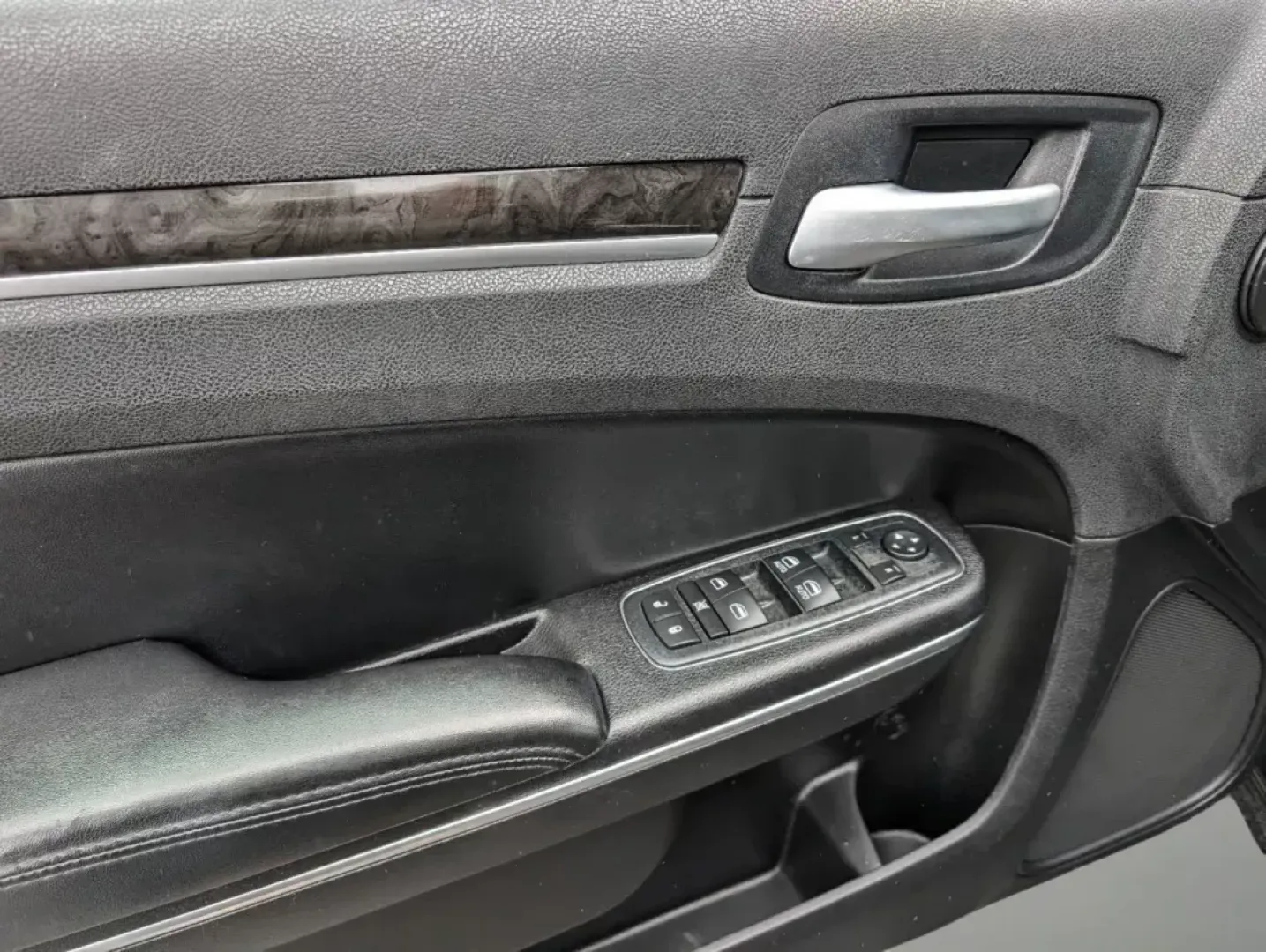 2011 /Black Interior Chrysler 300 (2C3CA4CGXBH) with an Gas/Ethanol V6 3.6L/220 engine, 5-Speed Automatic w/Manual Shift transmission, located at 5115 14th Ave., Columbus, GA, 31904, (706) 323-0345, 32.511494, -84.971046 - 2011 Chrysler 300 - Photo#8