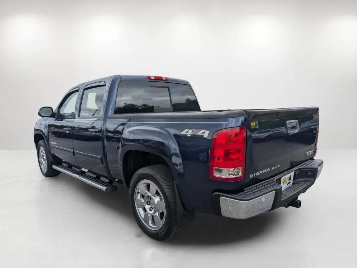 2011 /Very Dark Cashmere/Light Cashmere GMC Sierra 1500 SLT (3GTP2WE30BG) with an Gas/Ethanol V8 5.3L/323 engine, 6-Speed Automatic transmission, located at 3959 U.S. 80 W, Phenix City, AL, 36870, (334) 297-4885, 32.469296, -85.135185 - 2011 GMC Sierra 1500 SLT - Photo#2