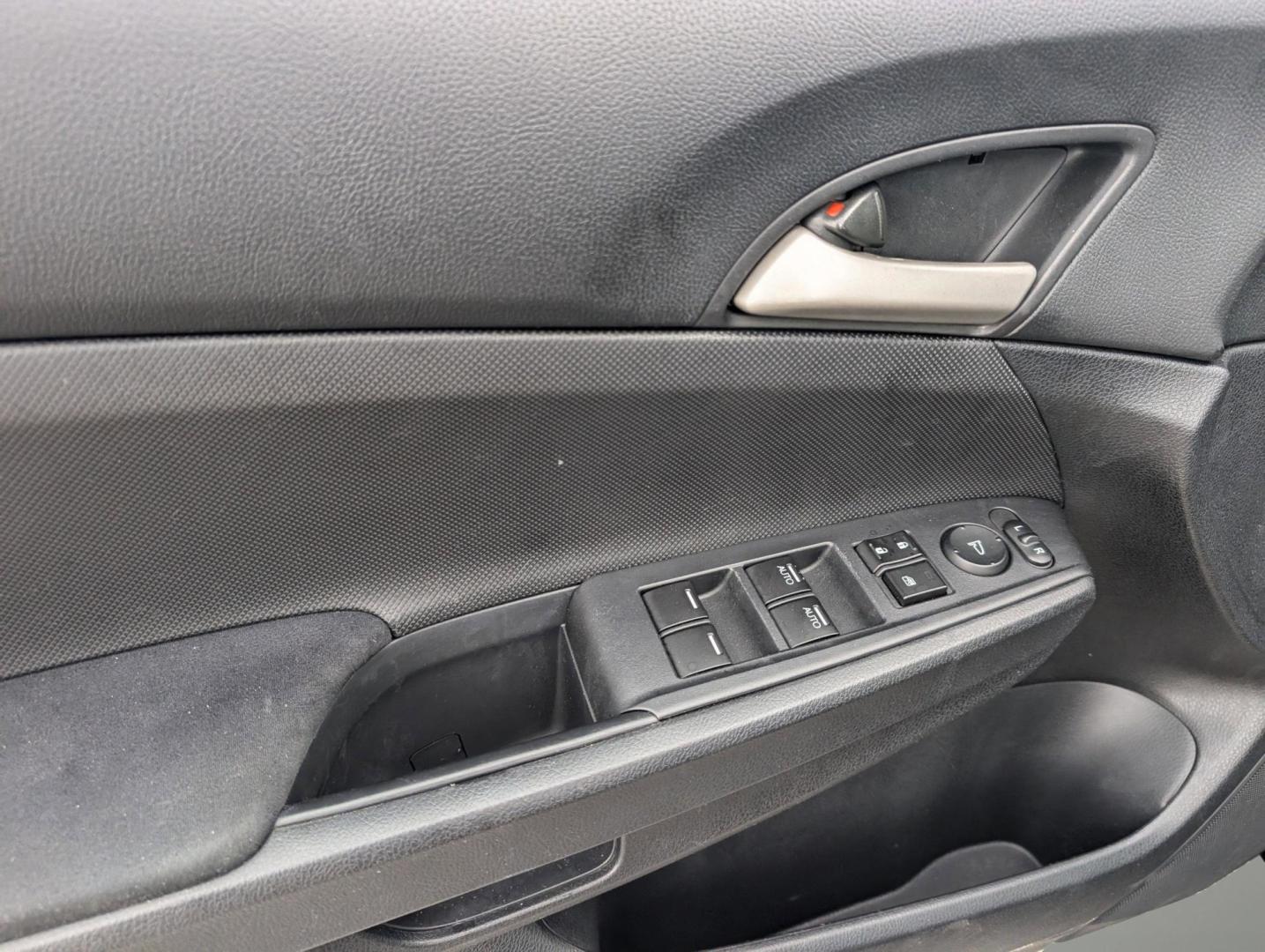 2011 Honda Accord Sdn SE (1HGCP2F61BA) with an Gas I4 2.4L/144 engine, 5-Speed Automatic transmission, located at 521 Old Farm Lane Rd, Prattville, AL, 36066, (334) 325-1505, 32.482460, -86.416367 - 2011 Honda Accord Sdn SE - Photo#8