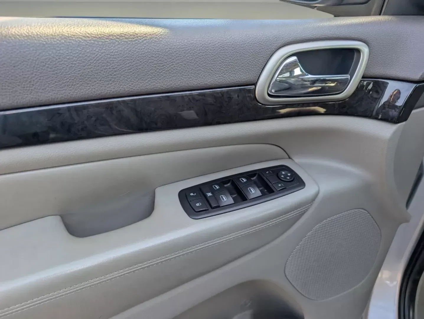2011 /Dark Graystone/Medium Graystone Interior Jeep Grand Cherokee Laredo (1J4RS4GG3BC) with an Other engine, located at 5115 14th Ave., Columbus, GA, 31904, (706) 323-0345, 32.511494, -84.971046 - ### Explore the Open Road with the 2011 Jeep Grand Cherokee Laredo at Gils Auto!<br /> <br /> Are you ready for weekend adventures, family road trips, or simply an everyday reliable ride? Look no further! The **2011 Jeep Grand Cherokee Laredo** is the ultimate SUV that blends luxury, performance, an - Photo#8