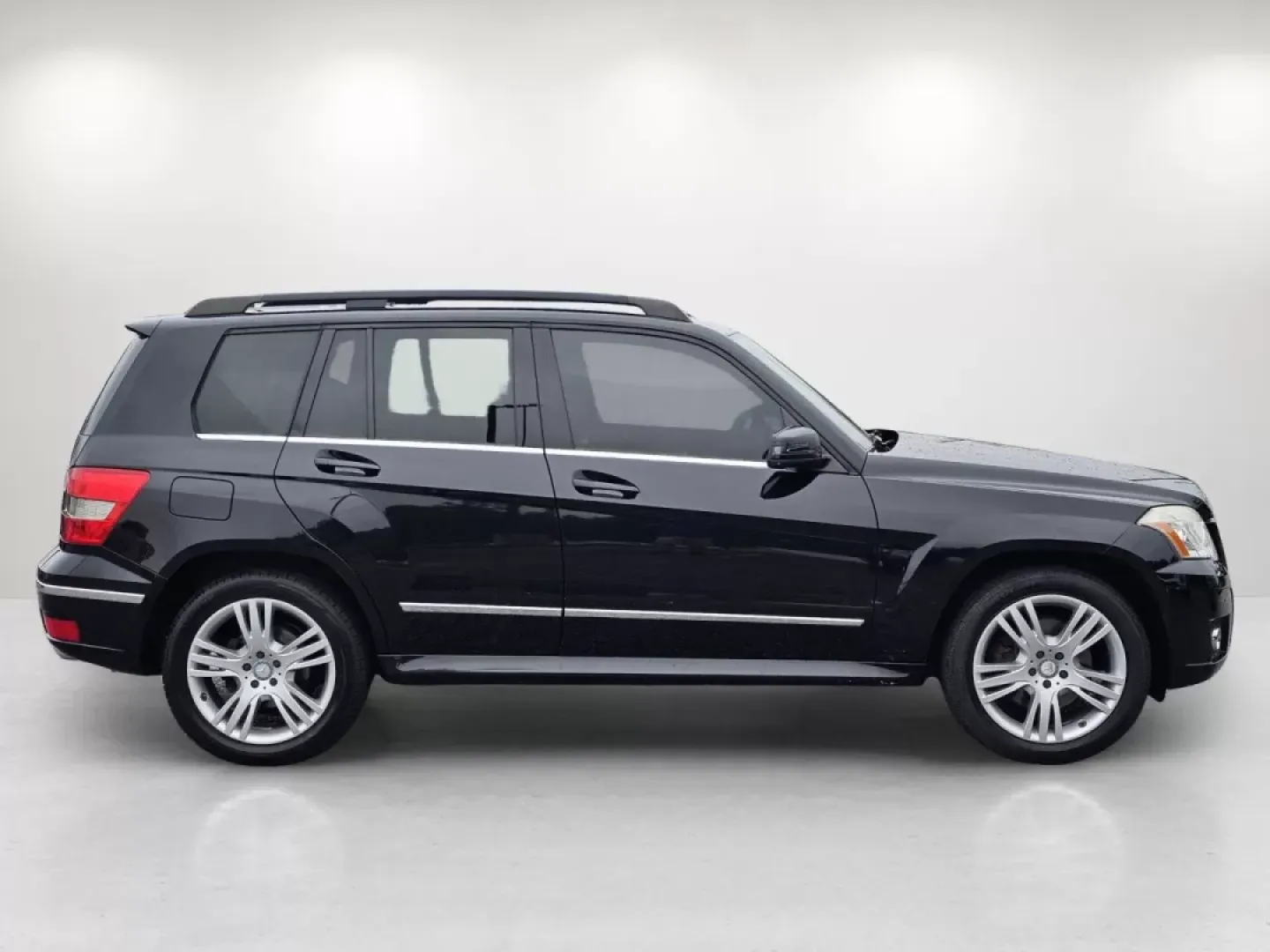 2011 Mercedes-Benz GLK-Class GLK 350 (WDCGG8HB5BF) with an Other engine, located at 804 22nd Ave, Phenix City, AL, 36870, (334) 297-1860, 32.484749, -85.024475 - Are you searching for the perfect blend of luxury, performance, and practicality for your next adventure? Look no further than this stunning 2011 Mercedes-Benz GLK 350, now available at Gils Auto in Phenix City, AL. This sophisticated SUV is an excellent choice for growing families, budget-conscious - Photo#3