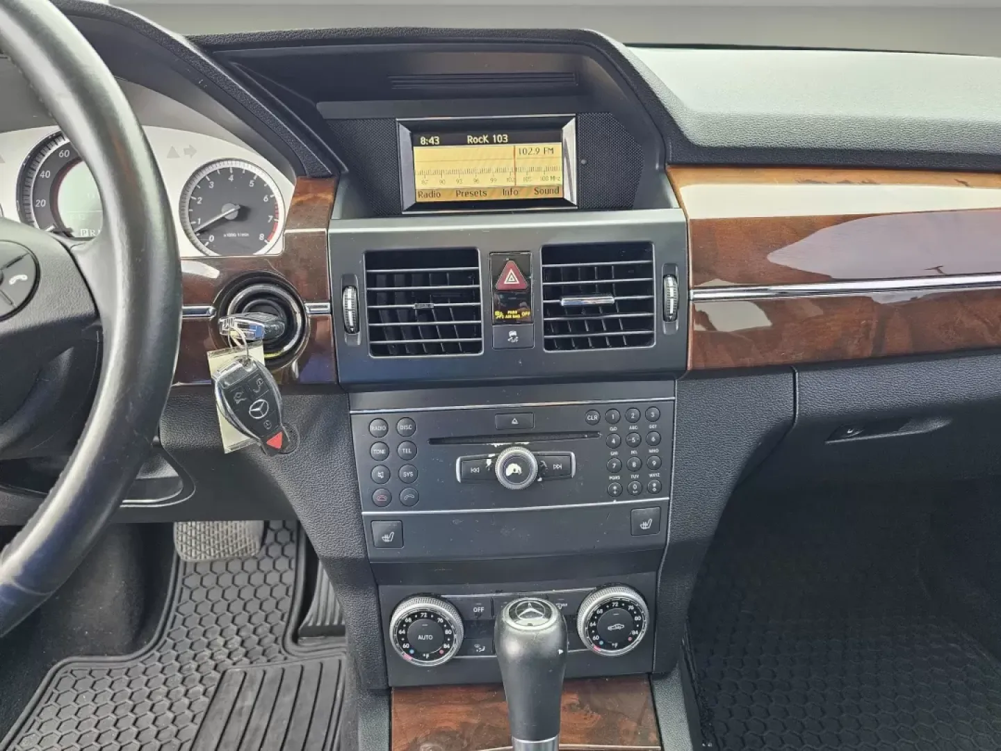 2011 Mercedes-Benz GLK-Class GLK 350 (WDCGG8HB5BF) with an Other engine, located at 804 22nd Ave, Phenix City, AL, 36870, (334) 297-1860, 32.484749, -85.024475 - Are you searching for the perfect blend of luxury, performance, and practicality for your next adventure? Look no further than this stunning 2011 Mercedes-Benz GLK 350, now available at Gils Auto in Phenix City, AL. This sophisticated SUV is an excellent choice for growing families, budget-conscious - Photo#12