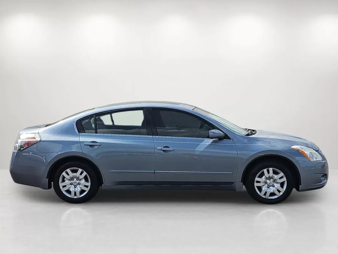 2011 /Frost Nissan Altima 2.5 S (1N4AL2AP2BC) with an Other engine, located at 1430 Gateway Drive, Opelika, AL, 36801, (334) 239-0944, 32.637871, -85.409790 - Looking for a reliable vehicle to enhance your daily commute or take on weekend adventures? Look no further than this impressive 2011 Nissan Altima 2.5 S, available now at Gils Auto, your trusted Buy Here Pay Here dealership located at 521 Old Farm Lane Rd, Prattville, AL 36066. This vehicle is perf - Photo#3