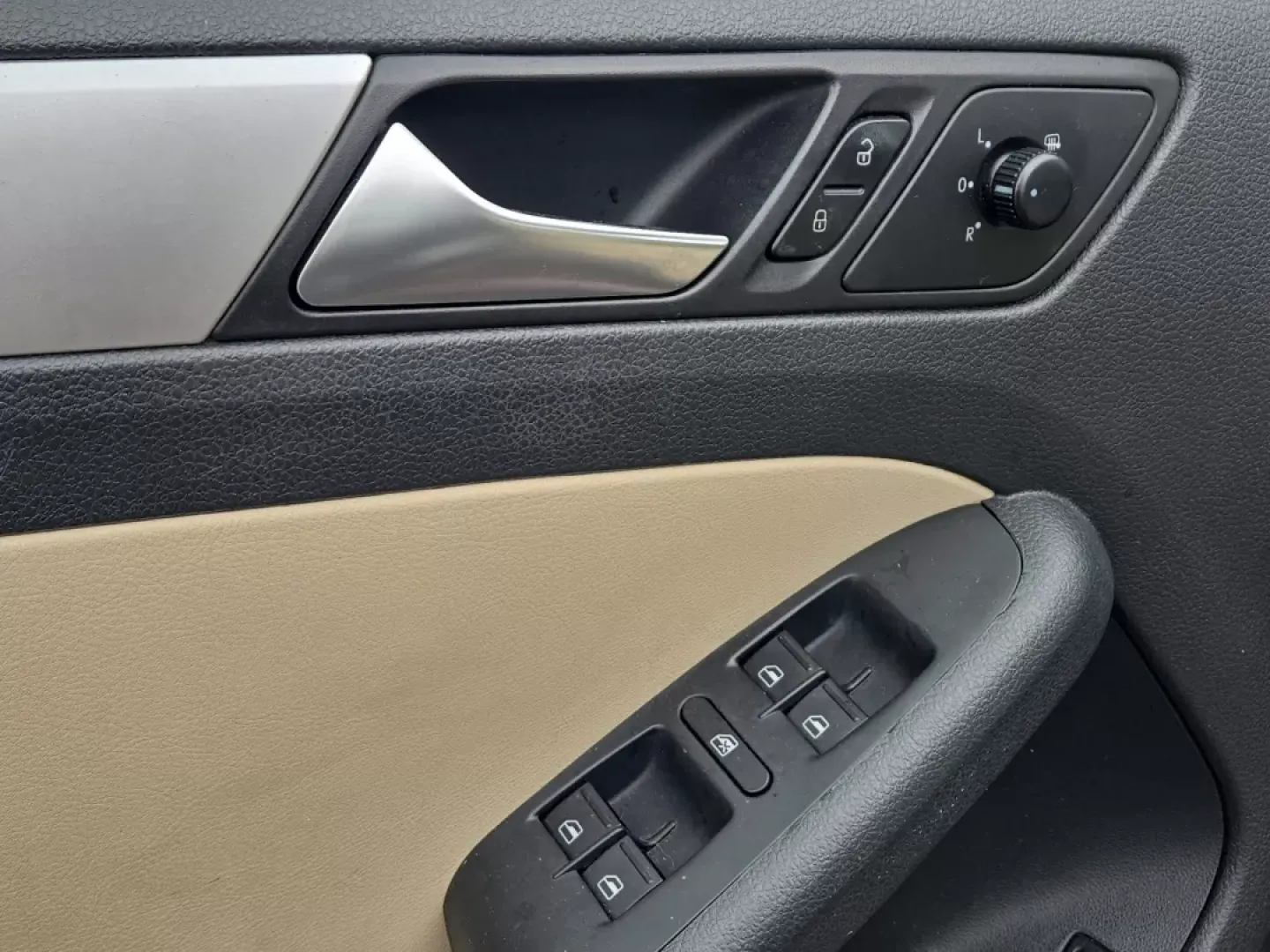 2011 Volkswagen Jetta SEL w/Sunroof PZEV (3VWLZ7AJXBM) with an Other engine, located at 521 Old Farm Lane Rd, Prattville, AL, 36066, (334) 325-1505, 32.482460, -86.416367 - **Hit the Road with Confidence: Explore the 2011 Volkswagen Jetta at Gils Auto!**<br /> <br /> Are you searching for a reliable and stylish vehicle that fits your family's lifestyle or your daily commute? Look no further! The 2011 Volkswagen Jetta is the perfect sedan to meet your needs. With an imp - Photo#11