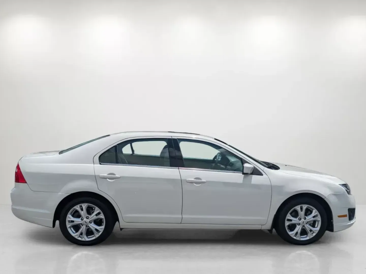 2012 Ford Fusion SE (3FAHP0HAXCR) with an Gas I4 2.5L/152 engine, 6-Speed Automatic transmission, located at 3959 U.S. 80 W, Phenix City, AL, 36870, (334) 297-4885, 32.469296, -85.135185 - **Discover Your Next Adventure with the 2012 Ford Fusion SE at Gils Auto in Phenix City, AL!**<br /> <br /> Are you looking for a reliable and stylish sedan that perfectly balances comfort and performance? The 2012 Ford Fusion SE is your perfect companion for everyday commutes or weekend getaways. W - Photo#4