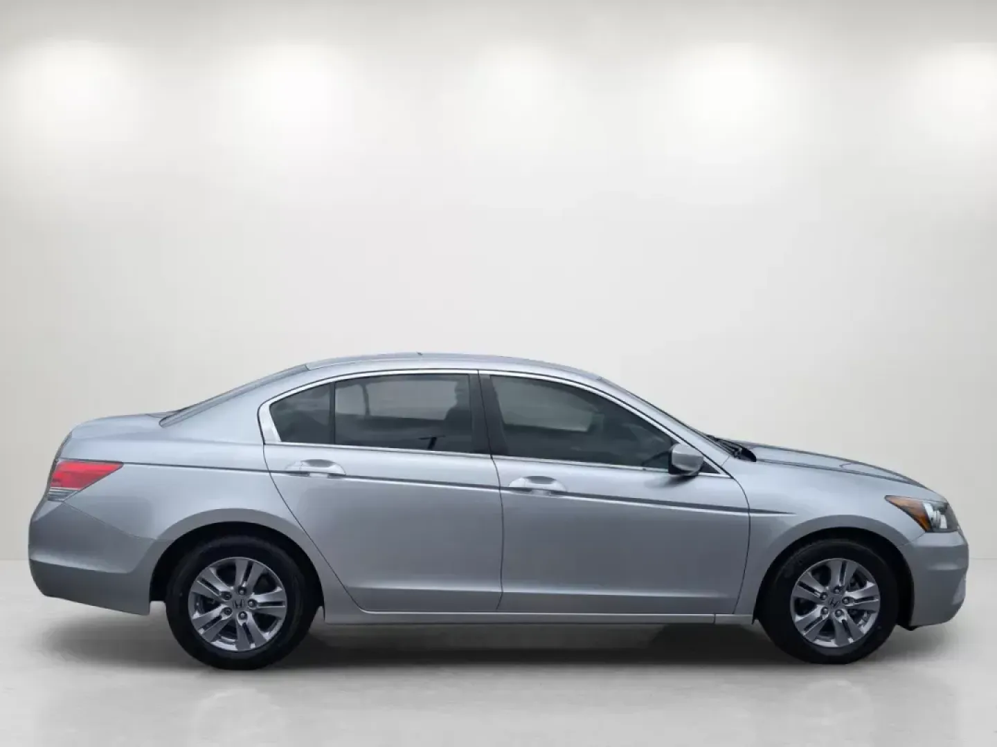 2012 Honda Accord Sdn SE (1HGCP2F60CA) with an Gas I4 2.4L/144 engine, 5-Speed Automatic transmission, located at 7000 Northlake Connector, Columbus, GA, 31904, (706) 987-8085, 32.524975, -84.978134 - **Your Perfect Commuter Companion: 2012 Honda Accord SE Available Now at Gils Auto - Columbus #2!**<br /> <br /> Are you searching for a dependable sedan that effortlessly blends style, comfort, and practicality for your daily commute? Look no further than this stunning 2012 Honda Accord SE! With it - Photo#3