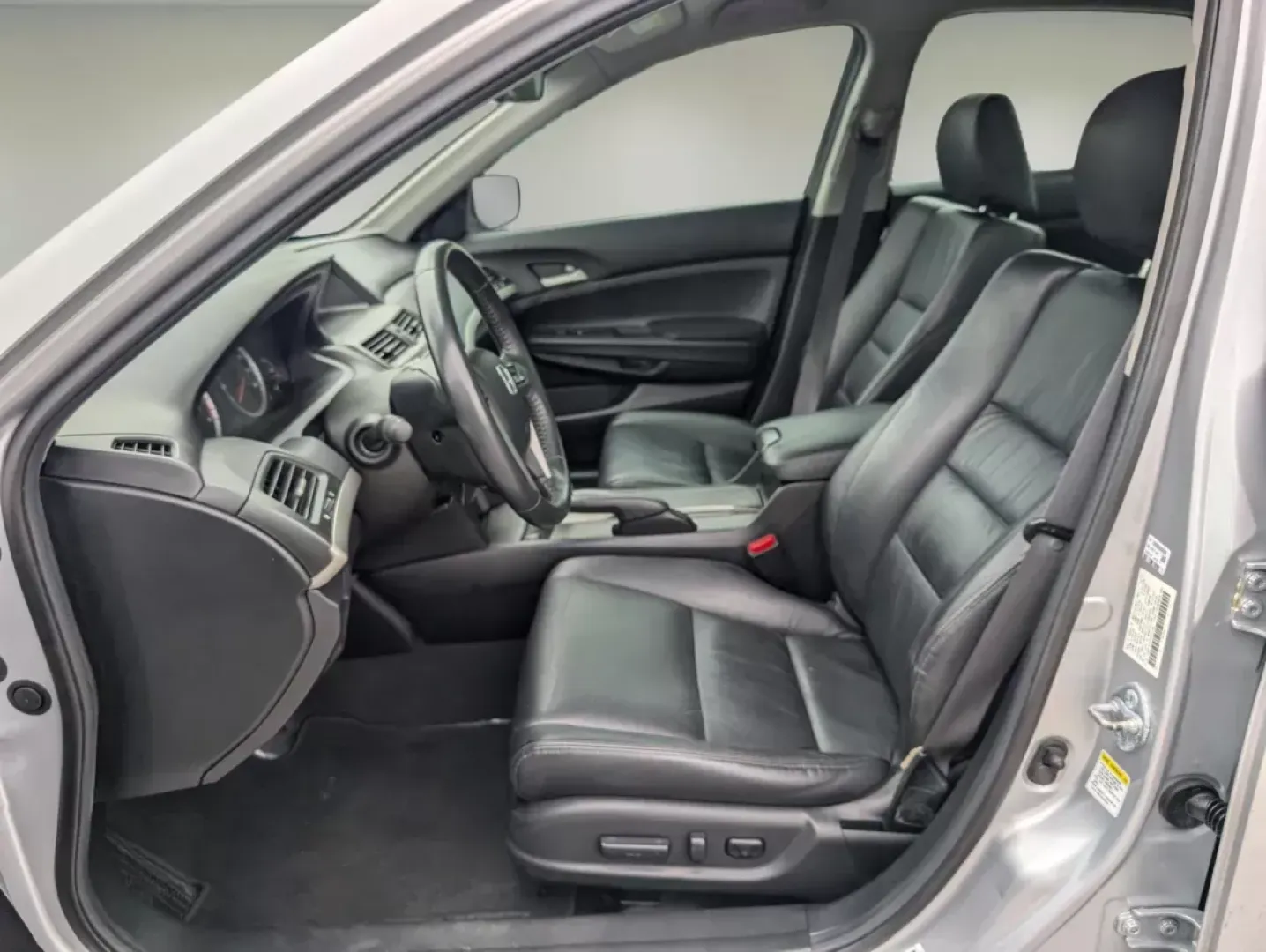 2012 Honda Accord Sdn SE (1HGCP2F60CA) with an Gas I4 2.4L/144 engine, 5-Speed Automatic transmission, located at 7000 Northlake Connector, Columbus, GA, 31904, (706) 987-8085, 32.524975, -84.978134 - **Your Perfect Commuter Companion: 2012 Honda Accord SE Available Now at Gils Auto - Columbus #2!**<br /> <br /> Are you searching for a dependable sedan that effortlessly blends style, comfort, and practicality for your daily commute? Look no further than this stunning 2012 Honda Accord SE! With it - Photo#9
