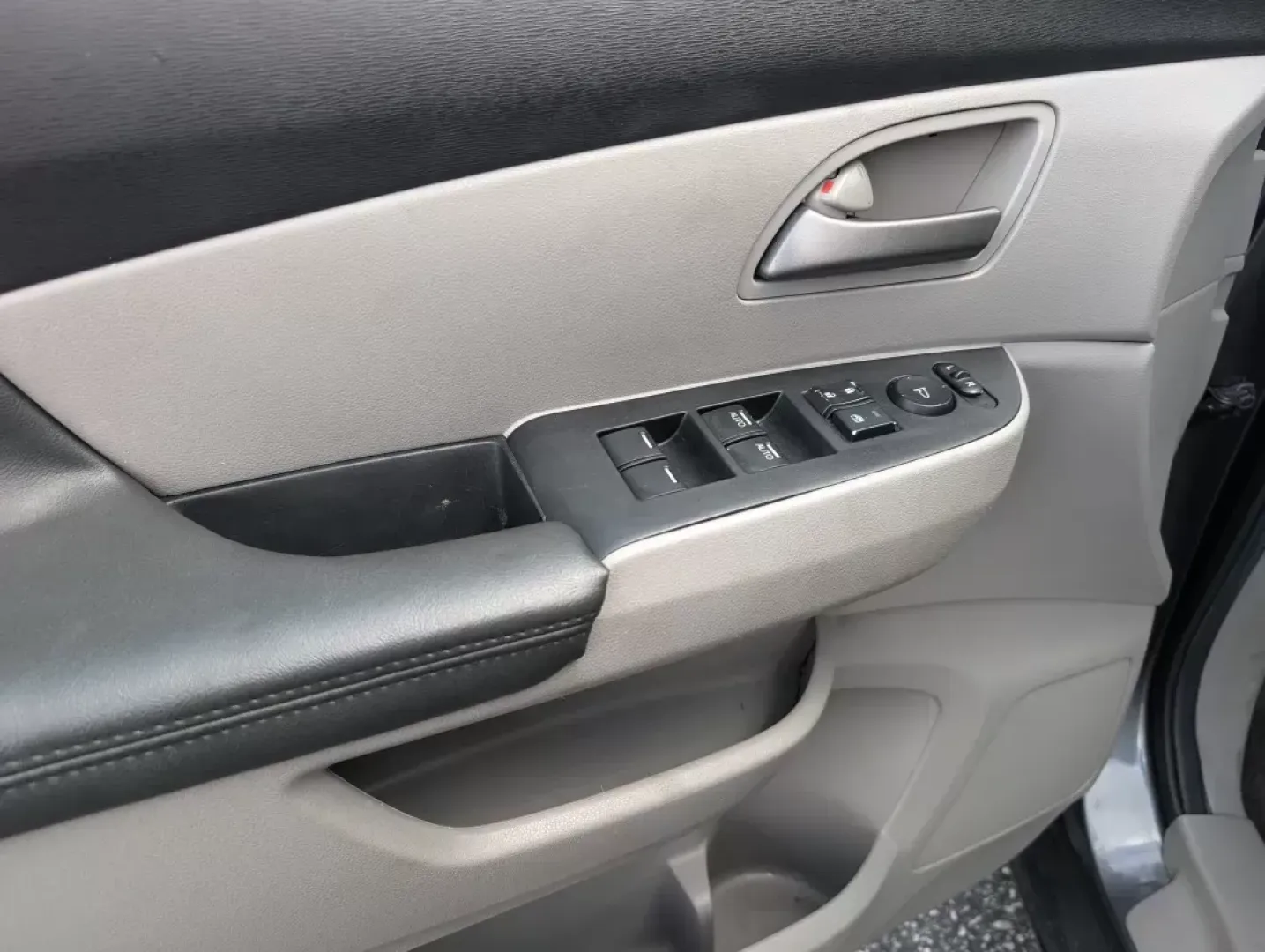 2012 Honda Odyssey EX-L (5FNRL5H68CB) with an Gas V6 3.5L/212 engine, 5-Speed Automatic transmission, located at 1430 Gateway Drive, Opelika, AL, 36801, (334) 239-0944, 32.637871, -85.409790 - 2012 Honda Odyssey EX-L - Photo#8