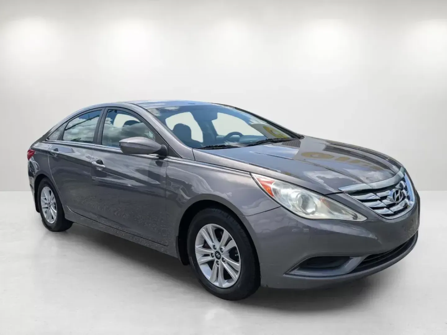 2012 /Gray Hyundai Sonata GLS PZEV (5NPEB4AC0CH) with an Gas I4 2.4L/144 engine, 6-Speed Automatic w/manual shift transmission, located at 3959 U.S. 80 W, Phenix City, AL, 36870, (334) 297-4885, 32.469296, -85.135185 - **Discover Your Next Adventure with the 2012 Hyundai Sonata at Gils Auto!**<br /> <br /> Are you in search of a reliable sedan that perfectly balances style and practicality? Look no further! The 2012 Hyundai Sonata GLS PZEV is the ideal vehicle for those who prioritize comfort during longer commute - Photo#3