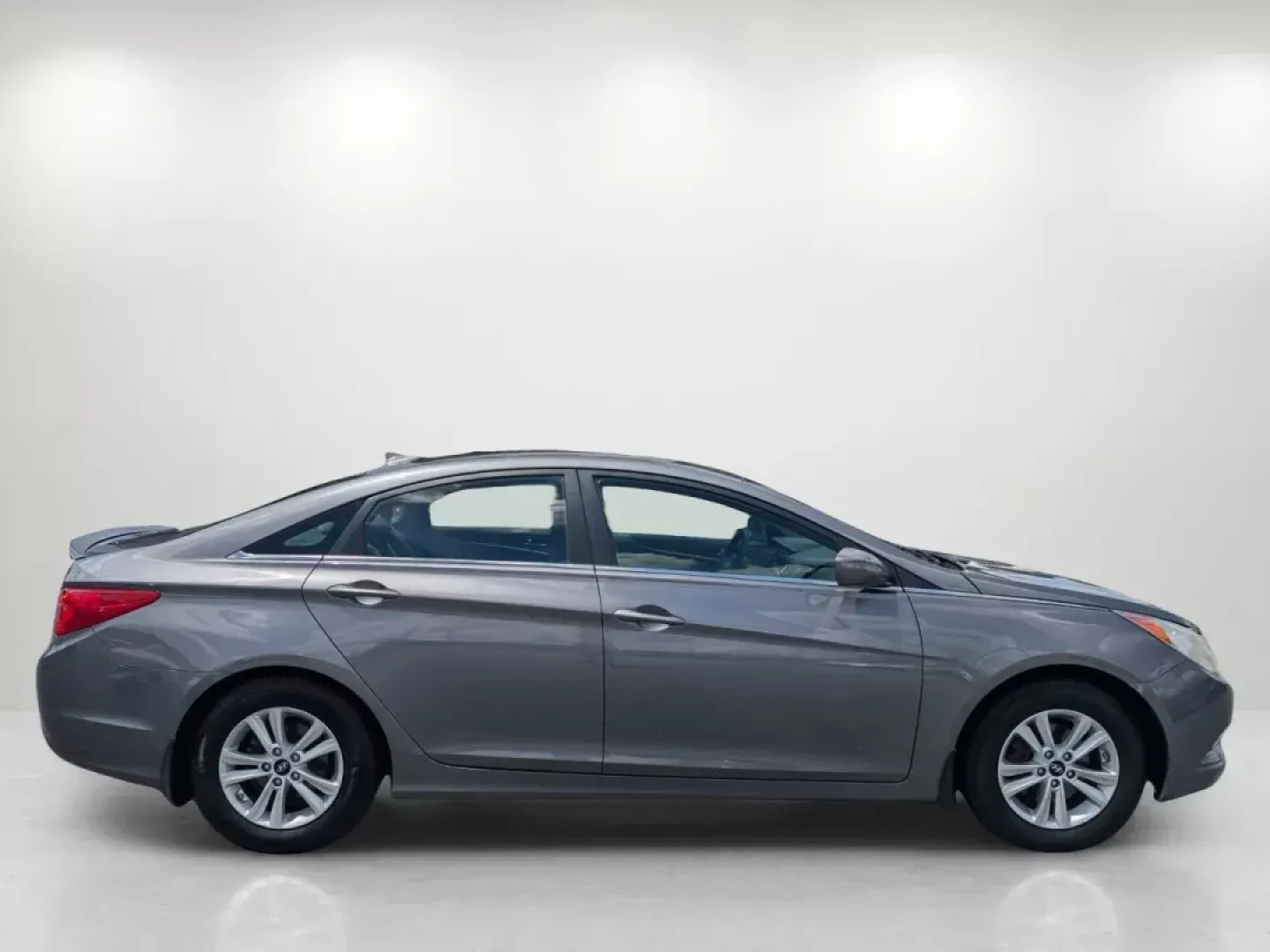 2012 /Gray Hyundai Sonata GLS PZEV (5NPEB4AC0CH) with an Gas I4 2.4L/144 engine, 6-Speed Automatic w/manual shift transmission, located at 3959 U.S. 80 W, Phenix City, AL, 36870, (334) 297-4885, 32.469296, -85.135185 - **Discover Your Next Adventure with the 2012 Hyundai Sonata at Gils Auto!**<br /> <br /> Are you in search of a reliable sedan that perfectly balances style and practicality? Look no further! The 2012 Hyundai Sonata GLS PZEV is the ideal vehicle for those who prioritize comfort during longer commute - Photo#4