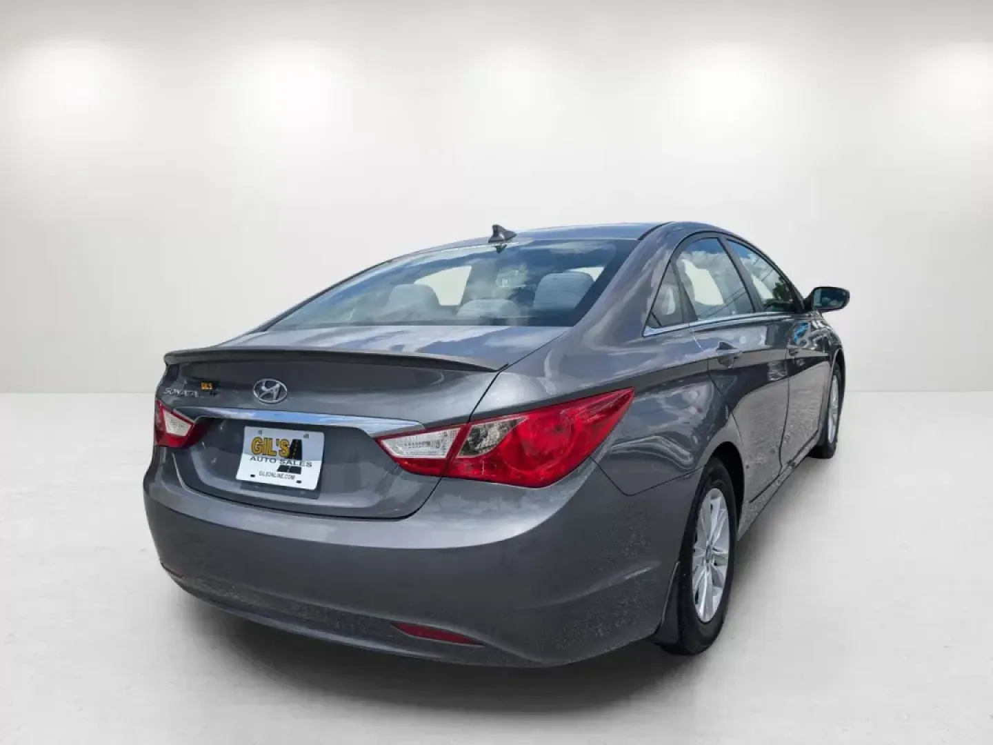 2012 /Gray Hyundai Sonata GLS PZEV (5NPEB4AC0CH) with an Gas I4 2.4L/144 engine, 6-Speed Automatic w/manual shift transmission, located at 3959 U.S. 80 W, Phenix City, AL, 36870, (334) 297-4885, 32.469296, -85.135185 - **Discover Your Next Adventure with the 2012 Hyundai Sonata at Gils Auto!**<br /> <br /> Are you in search of a reliable sedan that perfectly balances style and practicality? Look no further! The 2012 Hyundai Sonata GLS PZEV is the ideal vehicle for those who prioritize comfort during longer commute - Photo#5