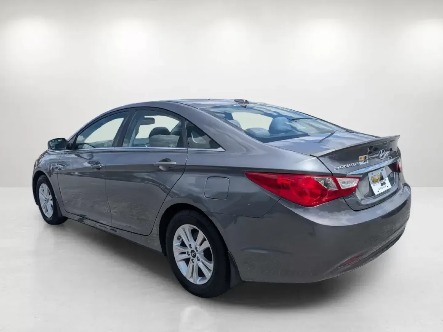 2012 /Gray Hyundai Sonata GLS PZEV (5NPEB4AC0CH) with an Gas I4 2.4L/144 engine, 6-Speed Automatic w/manual shift transmission, located at 3959 U.S. 80 W, Phenix City, AL, 36870, (334) 297-4885, 32.469296, -85.135185 - **Discover Your Next Adventure with the 2012 Hyundai Sonata at Gils Auto!**<br /> <br /> Are you in search of a reliable sedan that perfectly balances style and practicality? Look no further! The 2012 Hyundai Sonata GLS PZEV is the ideal vehicle for those who prioritize comfort during longer commute - Photo#7