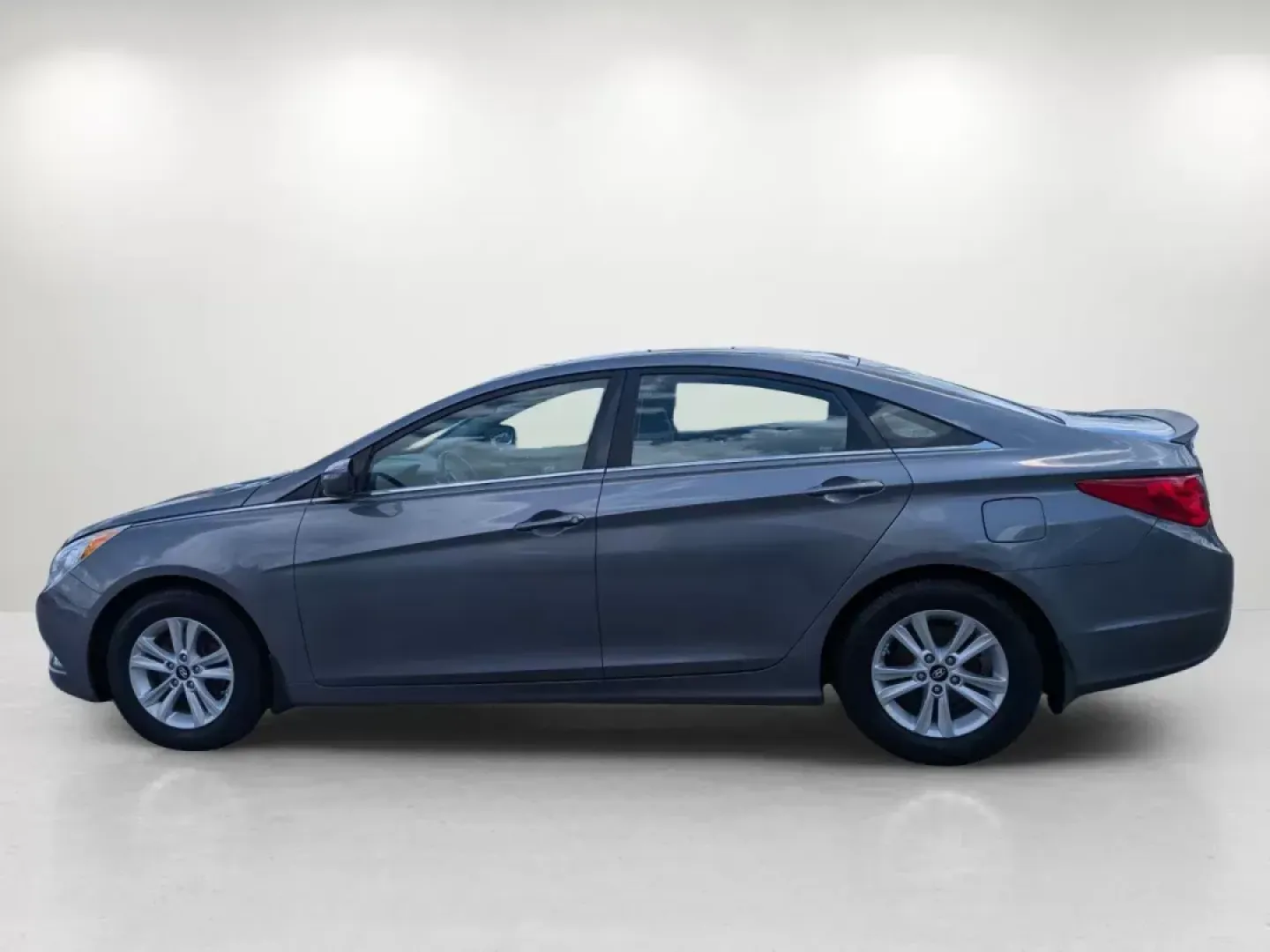 2012 /Gray Hyundai Sonata GLS PZEV (5NPEB4AC0CH) with an Gas I4 2.4L/144 engine, 6-Speed Automatic w/manual shift transmission, located at 3959 U.S. 80 W, Phenix City, AL, 36870, (334) 297-4885, 32.469296, -85.135185 - **Discover Your Next Adventure with the 2012 Hyundai Sonata at Gils Auto!**<br /> <br /> Are you in search of a reliable sedan that perfectly balances style and practicality? Look no further! The 2012 Hyundai Sonata GLS PZEV is the ideal vehicle for those who prioritize comfort during longer commute - Photo#8