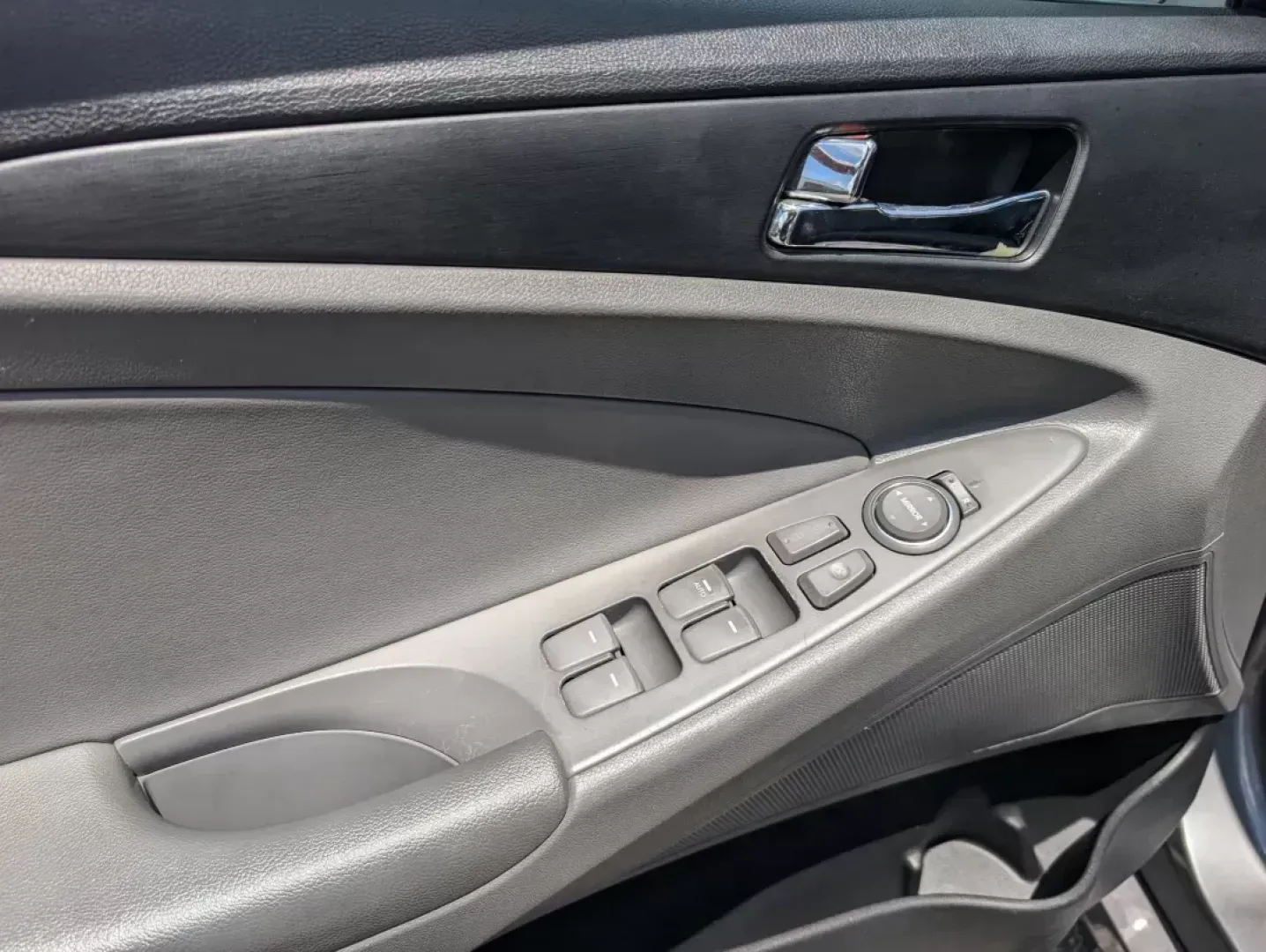 2012 /Gray Hyundai Sonata GLS PZEV (5NPEB4AC0CH) with an Gas I4 2.4L/144 engine, 6-Speed Automatic w/manual shift transmission, located at 3959 U.S. 80 W, Phenix City, AL, 36870, (334) 297-4885, 32.469296, -85.135185 - **Discover Your Next Adventure with the 2012 Hyundai Sonata at Gils Auto!**<br /> <br /> Are you in search of a reliable sedan that perfectly balances style and practicality? Look no further! The 2012 Hyundai Sonata GLS PZEV is the ideal vehicle for those who prioritize comfort during longer commute - Photo#9