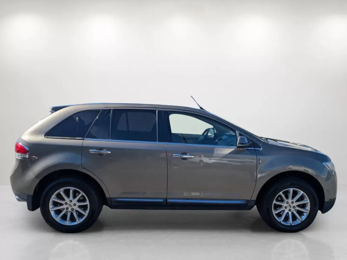 2012 Lincoln MKX (2LMDJ6JK7CB) with an Other engine, located at 804 22nd Ave, Phenix City, AL, 36870, (334) 297-1860, 32.484749, -85.024475 - **Discover the Perfect Family Vehicle: 2012 Lincoln MKX at Gils Auto in Phenix City, AL**<br /> <br /> Are you searching for the ideal vehicle that combines comfort, style, and functionality for your family's daily adventures? Look no further than this stunning 2012 Lincoln MKX, now available at Gil - Photo#3