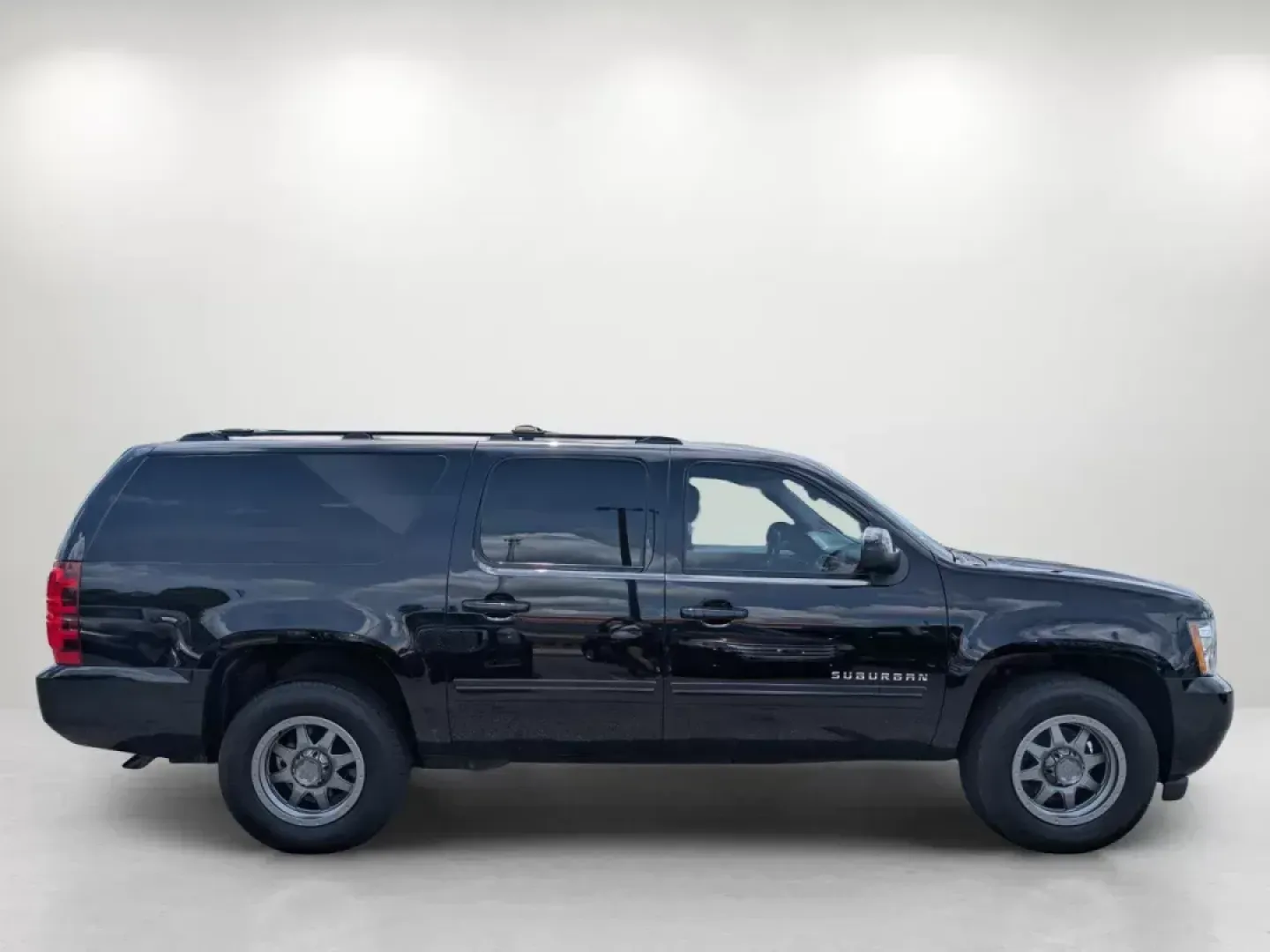 2013 /Ebony Chevrolet Suburban LT (1GNSCJE02DR) with an Gas/Ethanol V8 5.3L/323 engine, 6-Speed Automatic transmission, located at 3959 U.S. 80 W, Phenix City, AL, 36870, (334) 297-4885, 32.469296, -85.135185 - 2013 Chevrolet Suburban LT - Photo#4