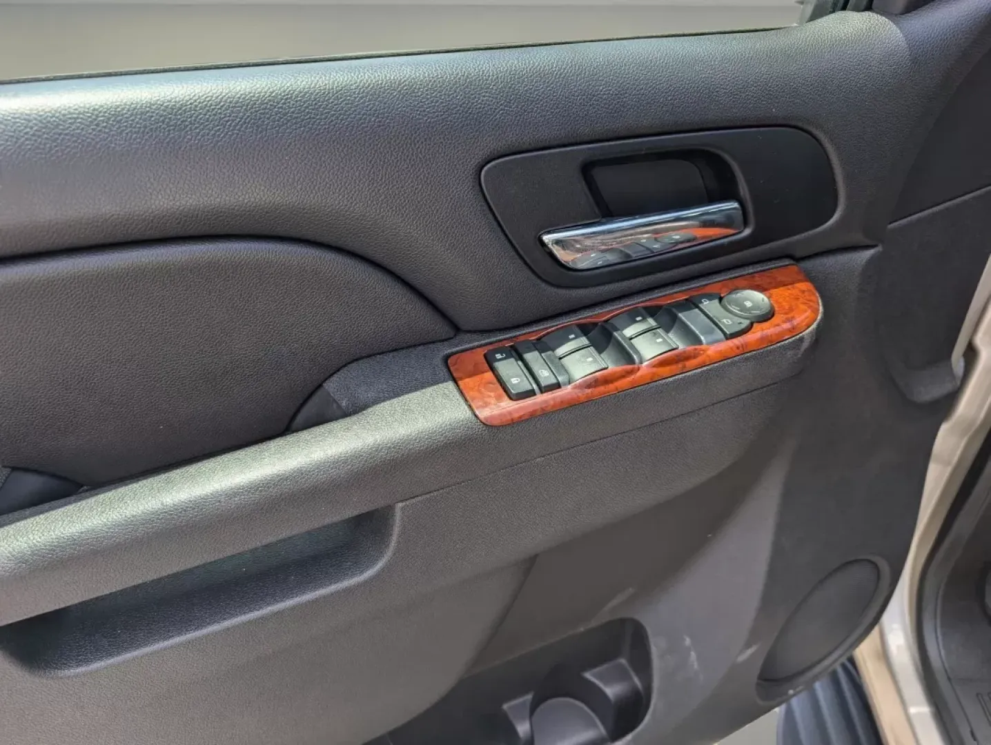 2013 /Ebony Chevrolet Suburban LS (1GNSCHE00DR) with an Other engine, located at 5115 14th Ave., Columbus, GA, 31904, (706) 323-0345, 32.511494, -84.971046 - ### Experience Adventure with the 2013 Chevrolet Suburban at Gils Auto Phenix City<br /> <br /> Are you ready to elevate your family adventures or daily commutes? The 2013 Chevrolet Suburban is your ticket to a life filled with excitement, comfort, and unparalleled capability. Whether you're transp - Photo#8