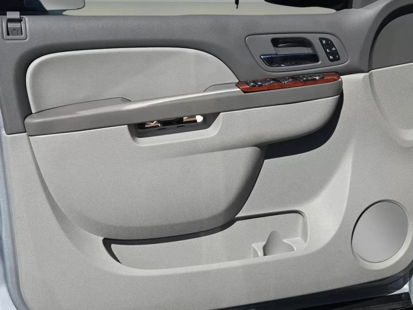 2013 /Light Titanium/Dark Titanium Chevrolet Suburban LTZ (1GNSCKE02DR) with an Other engine, located at 804 22nd Ave, Phenix City, AL, 36870, (334) 297-1860, 32.484749, -85.024475 - Step into a world of adventure and family bonding with this 2013 Chevrolet Suburban LTZ, available now at Gils Auto in Phenix City, AL. Ideal for growing families or anyone who loves the open road, this spacious SUV combines luxury, comfort, and versatility for those seeking a reliable vehicle for e - Photo#9