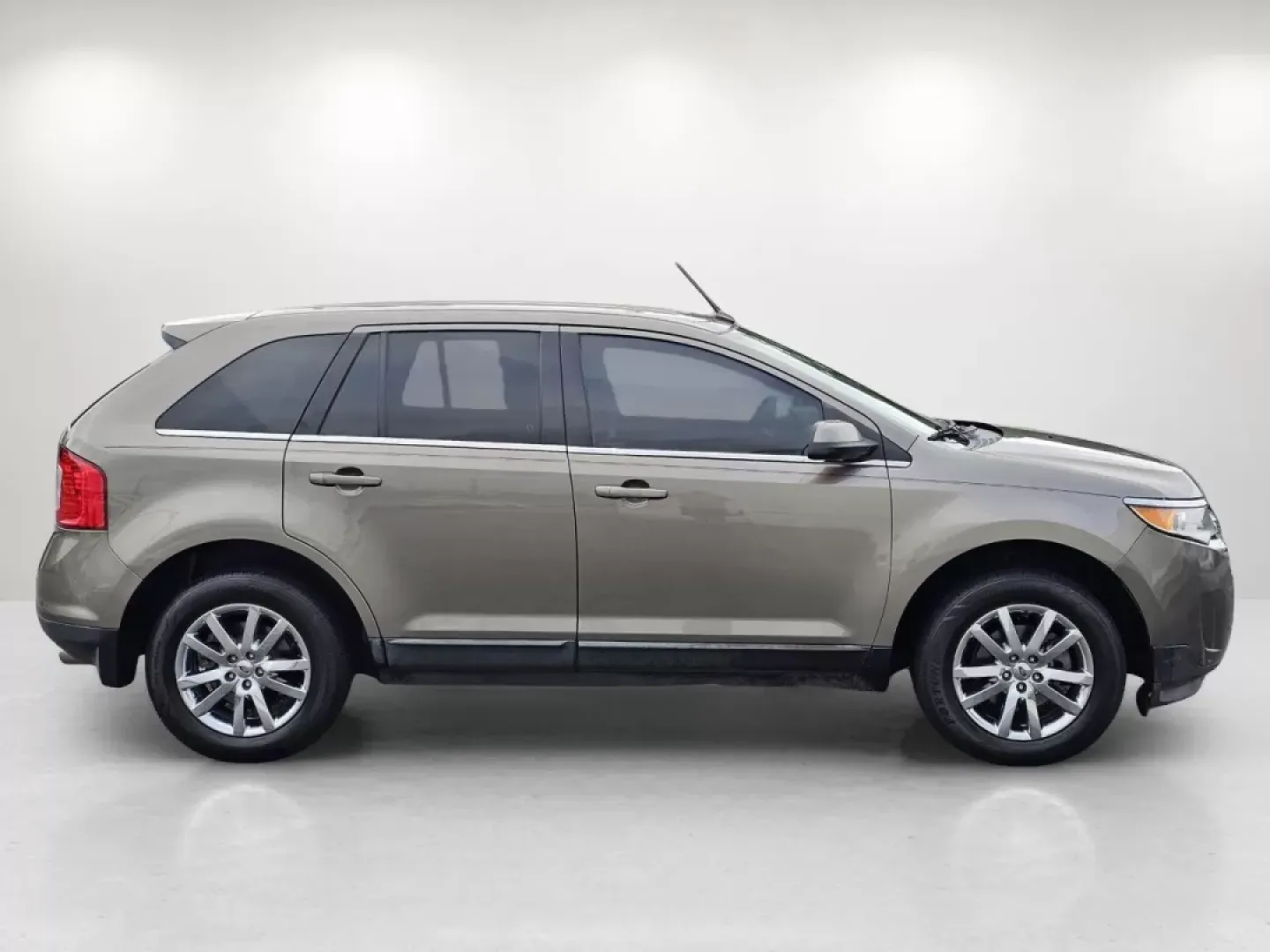 2013 Ford Edge Limited (2FMDK3KC3DB) with an Other engine, located at 1430 Gateway Drive, Opelika, AL, 36801, (334) 239-0944, 32.637871, -85.409790 - Are you ready to elevate your daily drives or embark on new adventures? The 2013 Ford Edge Limited is the perfect SUV for those who crave versatility and comfort, whether you're transporting the family, commuting to work, or planning a weekend getaway. At Gils Auto, located at 3959 U.S. 80 W in Phen - Photo#3