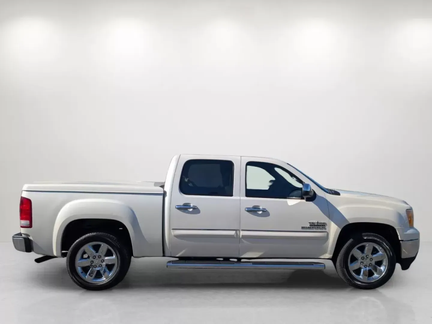 2013 /Very Dark Cashmere/Light Cashmere GMC Sierra 1500 SLE (3GTP1VE08DG) with an Other engine, located at 3959 U.S. 80 W, Phenix City, AL, 36870, (334) 297-4885, 32.469296, -85.135185 - **Adventure Awaits: 2013 GMC Sierra 1500 SLE Crew Cab at Gils Auto Phenix City, AL**<br /> <br /> If you're dreaming of weekend getaways, family camping trips, or simply a reliable daily driver, look no further than this 2013 GMC Sierra 1500 SLE Crew Cab! Perfect for those who value versatility and - Photo#4