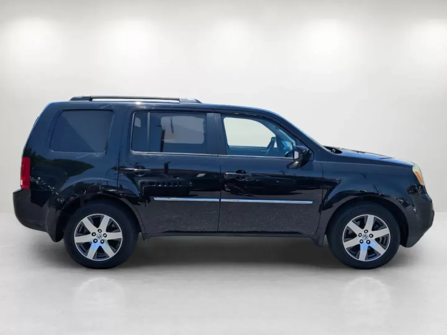 2013 Honda Pilot Touring (5FNYF4H99DB) with an Gas V6 3.5L/212 engine, 5-Speed Automatic transmission, located at 3959 U.S. 80 W, Phenix City, AL, 36870, (334) 297-4885, 32.469296, -85.135185 - 2013 Honda Pilot Touring - Photo#3