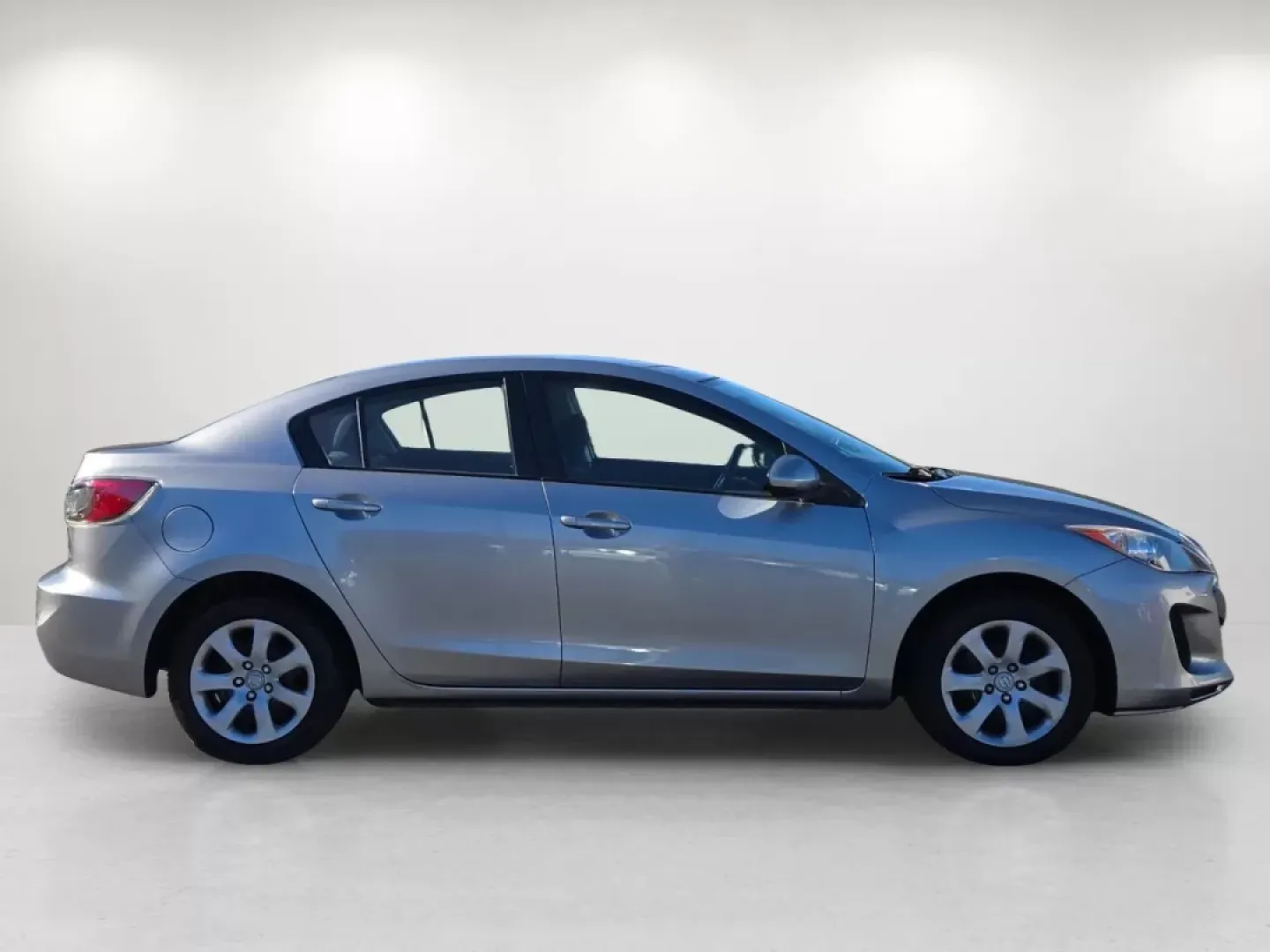2013 Mazda Mazda3 i Sport (JM1BL1U79D1) with an Other engine, located at 1430 Gateway Drive, Opelika, AL, 36801, (334) 239-0944, 32.637871, -85.409790 - **Discover Your Next Adventure with the 2013 Mazda3 i Sport at Gils Auto!**<br /> <br /> Are you ready to elevate your daily commute or embark on weekend adventures? Look no further than this 2013 Mazda3 i Sport, available now at Gils Auto in Phenix City, AL. Designed for budget-conscious buyers, th - Photo#4