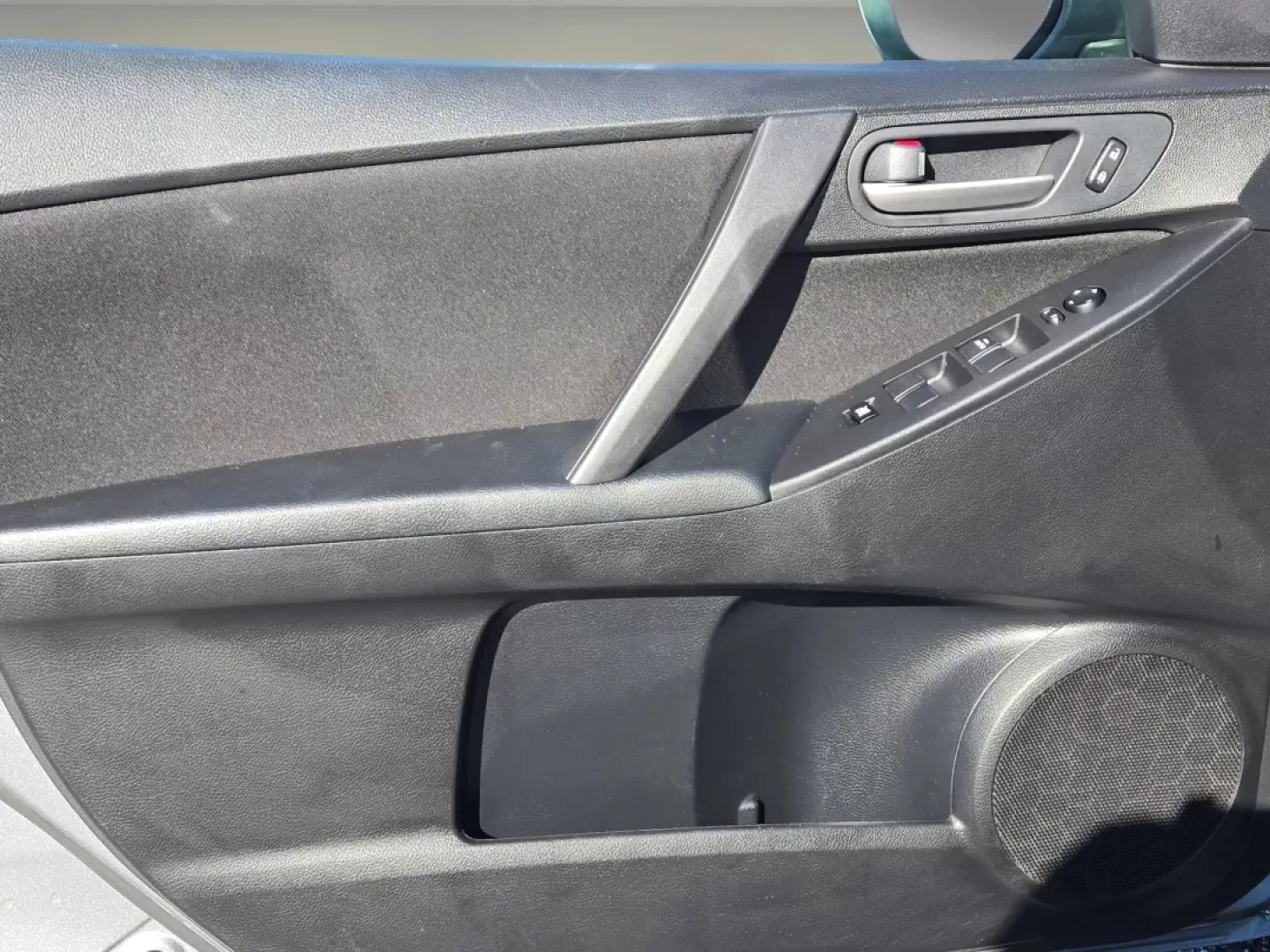 2013 Mazda Mazda3 i Sport (JM1BL1U79D1) with an Other engine, located at 1430 Gateway Drive, Opelika, AL, 36801, (334) 239-0944, 32.637871, -85.409790 - **Discover Your Next Adventure with the 2013 Mazda3 i Sport at Gils Auto!**<br /> <br /> Are you ready to elevate your daily commute or embark on weekend adventures? Look no further than this 2013 Mazda3 i Sport, available now at Gils Auto in Phenix City, AL. Designed for budget-conscious buyers, th - Photo#9