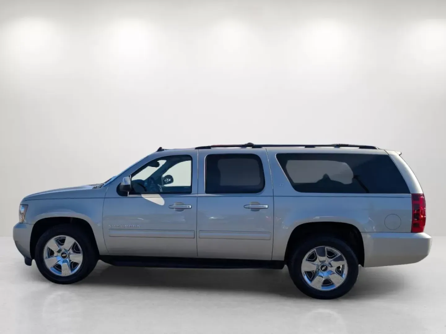 2014 /Light Titanium/Dark Titanium Chevrolet Suburban LT (1GNSCJE07ER) with an Other engine, located at 3959 U.S. 80 W, Phenix City, AL, 36870, (334) 297-4885, 32.469296, -85.135185 - **Discover Your Home on Wheels: 2014 Chevrolet Suburban LT Perfect for Family Adventures!**<br /> <br /> At Gils Auto in Phenix City, AL, we believe every journey should be as enjoyable as the destination. Introducing the 2014 Chevrolet Suburban LT, an ideal SUV for growing families and weekend adv - Photo#8