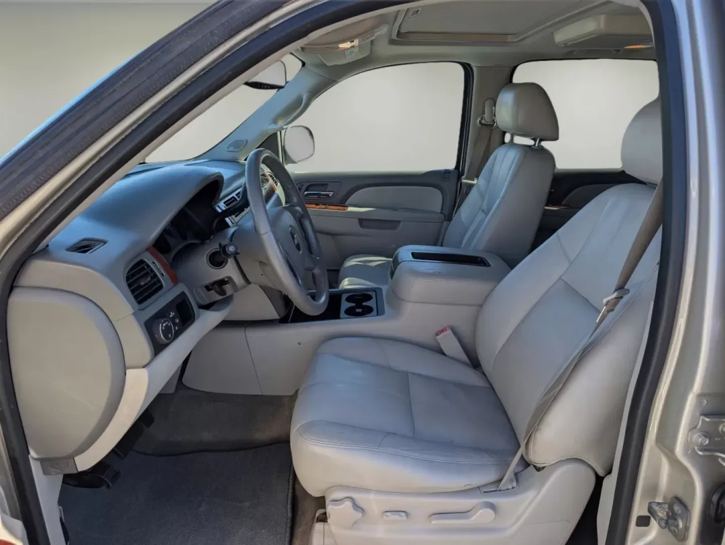 2014 /Light Titanium/Dark Titanium Chevrolet Suburban LT (1GNSCJE07ER) with an Other engine, located at 3959 U.S. 80 W, Phenix City, AL, 36870, (334) 297-4885, 32.469296, -85.135185 - **Discover Your Home on Wheels: 2014 Chevrolet Suburban LT Perfect for Family Adventures!**<br /> <br /> At Gils Auto in Phenix City, AL, we believe every journey should be as enjoyable as the destination. Introducing the 2014 Chevrolet Suburban LT, an ideal SUV for growing families and weekend adv - Photo#10