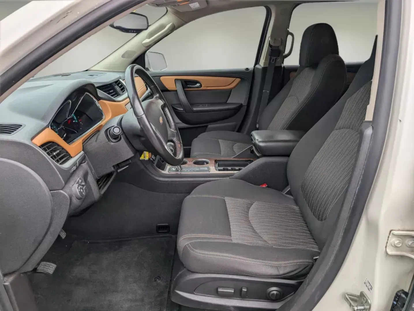 2014 /Ebony/Mojave Chevrolet Traverse LT (1GNKRGKD6EJ) with an Gas V6 3.6L/217 engine, 6-Speed Automatic transmission, located at 7000 Northlake Connector, Columbus, GA, 31904, (706) 987-8085, 32.524975, -84.978134 - 2014 Chevrolet Traverse LT - Photo#10