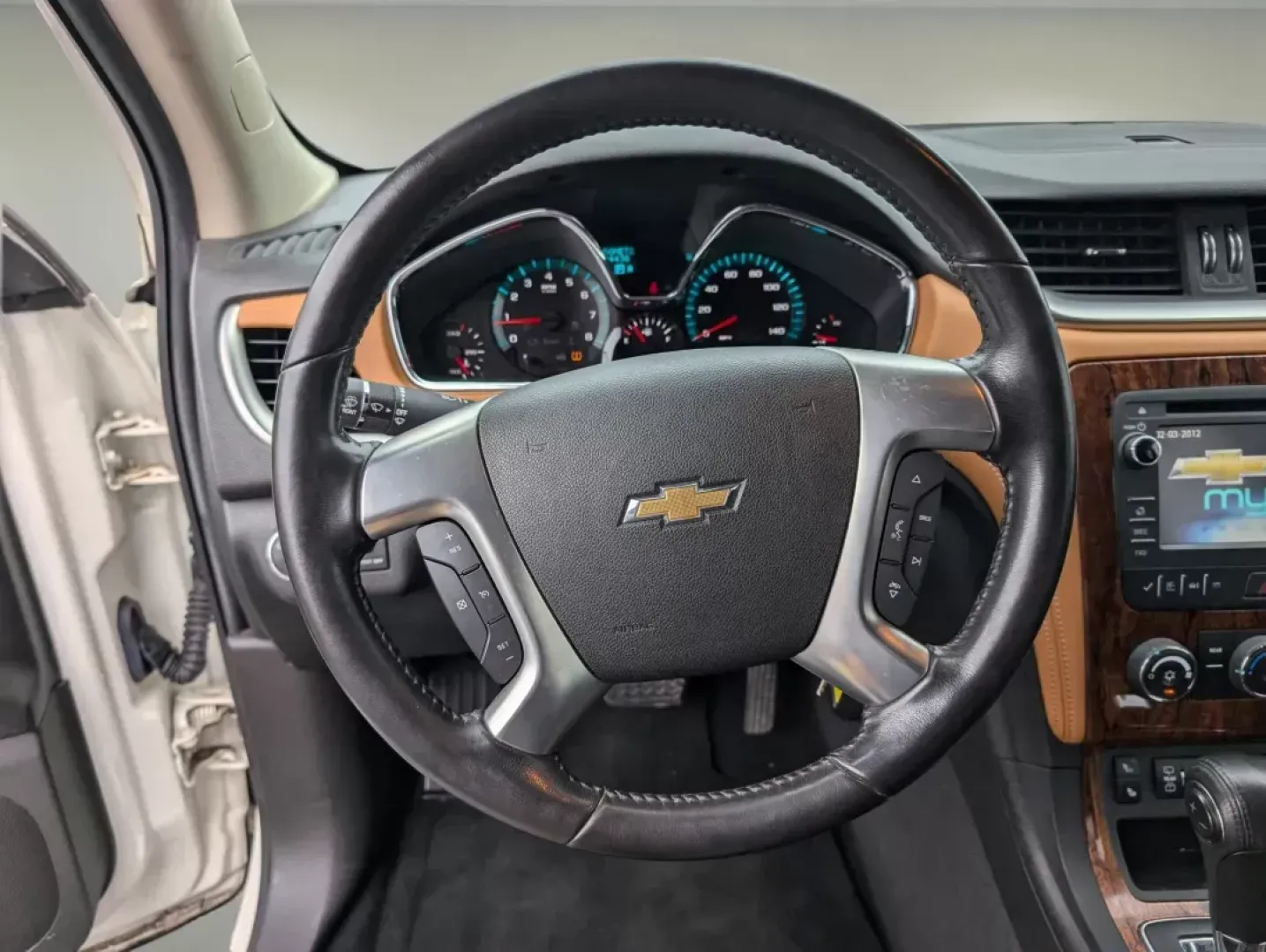 2014 /Ebony/Mojave Chevrolet Traverse LT (1GNKRGKD6EJ) with an Gas V6 3.6L/217 engine, 6-Speed Automatic transmission, located at 7000 Northlake Connector, Columbus, GA, 31904, (706) 987-8085, 32.524975, -84.978134 - 2014 Chevrolet Traverse LT - Photo#16