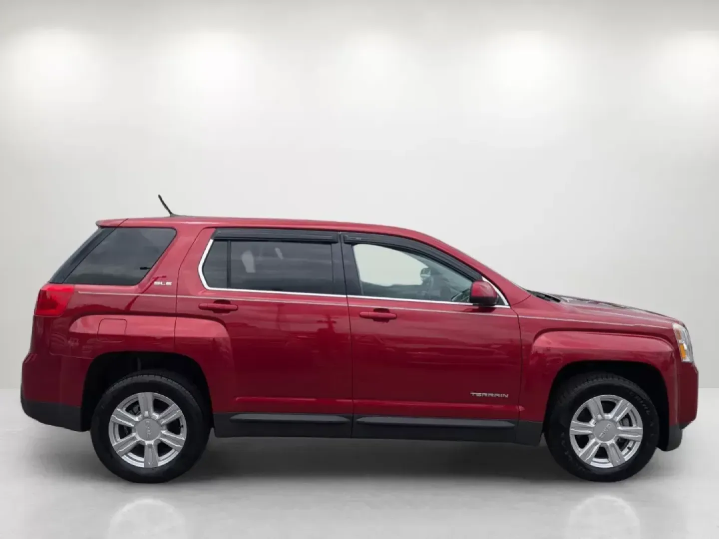 2014 /Light Titanium GMC Terrain SLE (2GKALMEK6E6) with an Gas/Ethanol I4 2.4L/145 engine, 6-Speed Automatic transmission, located at 3959 U.S. 80 W, Phenix City, AL, 36870, (334) 297-4885, 32.469296, -85.135185 - **Discover the Perfect SUV for Your Weekend Adventures and Daily Commutes!**<br /> <br /> Are you on the lookout for a versatile and reliable vehicle that suits both your daily needs and weekend escapades? Look no further than this stunning **2014 GMC Terrain SLE**, available now at **Gils Auto in P - Photo#5