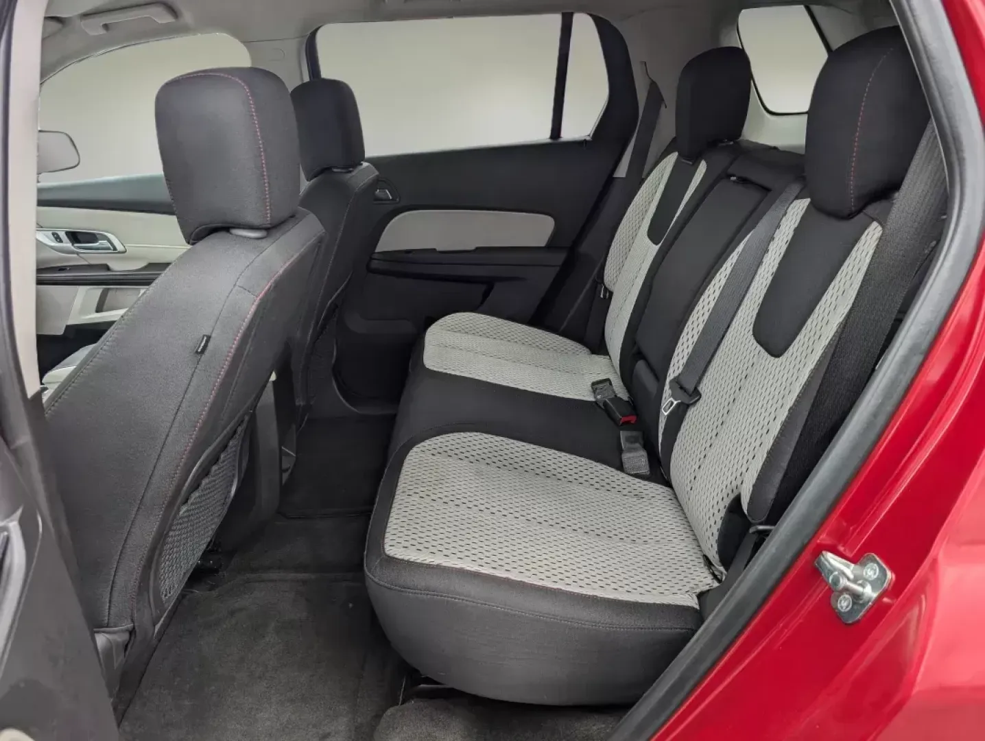 2014 /Light Titanium GMC Terrain SLE (2GKALMEK6E6) with an Gas/Ethanol I4 2.4L/145 engine, 6-Speed Automatic transmission, located at 3959 U.S. 80 W, Phenix City, AL, 36870, (334) 297-4885, 32.469296, -85.135185 - **Discover the Perfect SUV for Your Weekend Adventures and Daily Commutes!**<br /> <br /> Are you on the lookout for a versatile and reliable vehicle that suits both your daily needs and weekend escapades? Look no further than this stunning **2014 GMC Terrain SLE**, available now at **Gils Auto in P - Photo#12