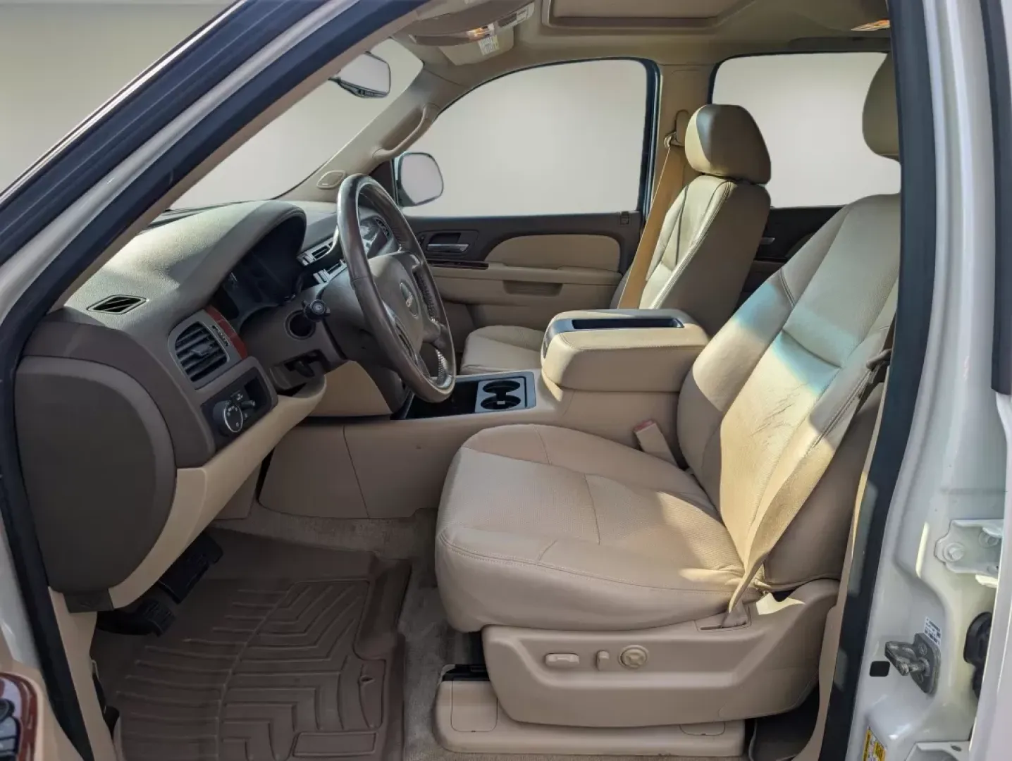 2014 /Light Tan GMC Yukon XL SLT (1GKS1KE0XER) with an Other engine, located at 3959 U.S. 80 W, Phenix City, AL, 36870, (334) 297-4885, 32.469296, -85.135185 - **Elevate Your Family Adventures with the 2014 GMC Yukon XL SLT in Phenix City!**<br /> <br /> Are you ready to upgrade your family road trips or weekend getaways? The 2014 GMC Yukon XL SLT is the perfect vehicle to accommodate all your adventures with style, comfort, and space. Whether you're drivi - Photo#9