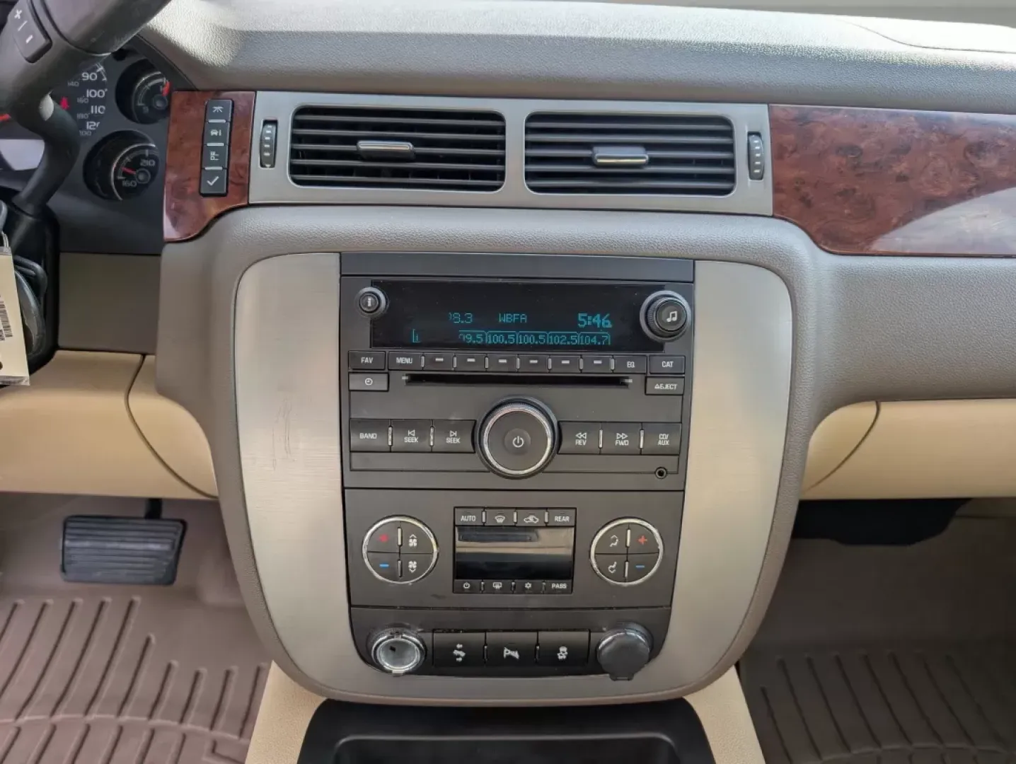 2014 /Light Tan GMC Yukon XL SLT (1GKS1KE0XER) with an Other engine, located at 3959 U.S. 80 W, Phenix City, AL, 36870, (334) 297-4885, 32.469296, -85.135185 - **Elevate Your Family Adventures with the 2014 GMC Yukon XL SLT in Phenix City!**<br /> <br /> Are you ready to upgrade your family road trips or weekend getaways? The 2014 GMC Yukon XL SLT is the perfect vehicle to accommodate all your adventures with style, comfort, and space. Whether you're drivi - Photo#14
