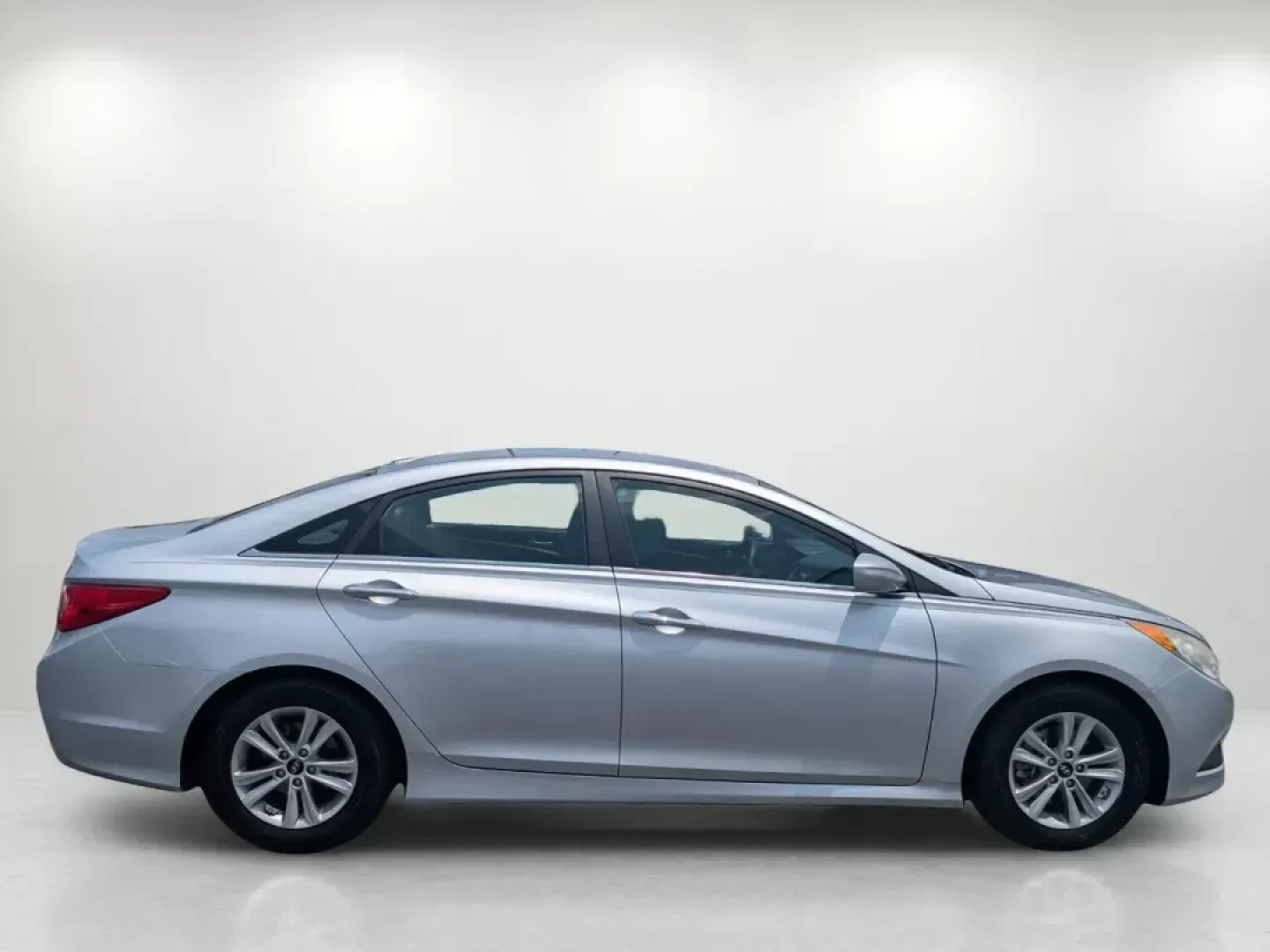 2014 /Gray Hyundai Sonata GLS (5NPEB4AC6EH) with an Regular Unleaded I-4 2.4 L/144 engine, 6-Speed Automatic w/OD transmission, located at 1430 Gateway Drive, Opelika, AL, 36801, (334) 239-0944, 32.637871, -85.409790 - 2014 Hyundai Sonata GLS - Photo#3