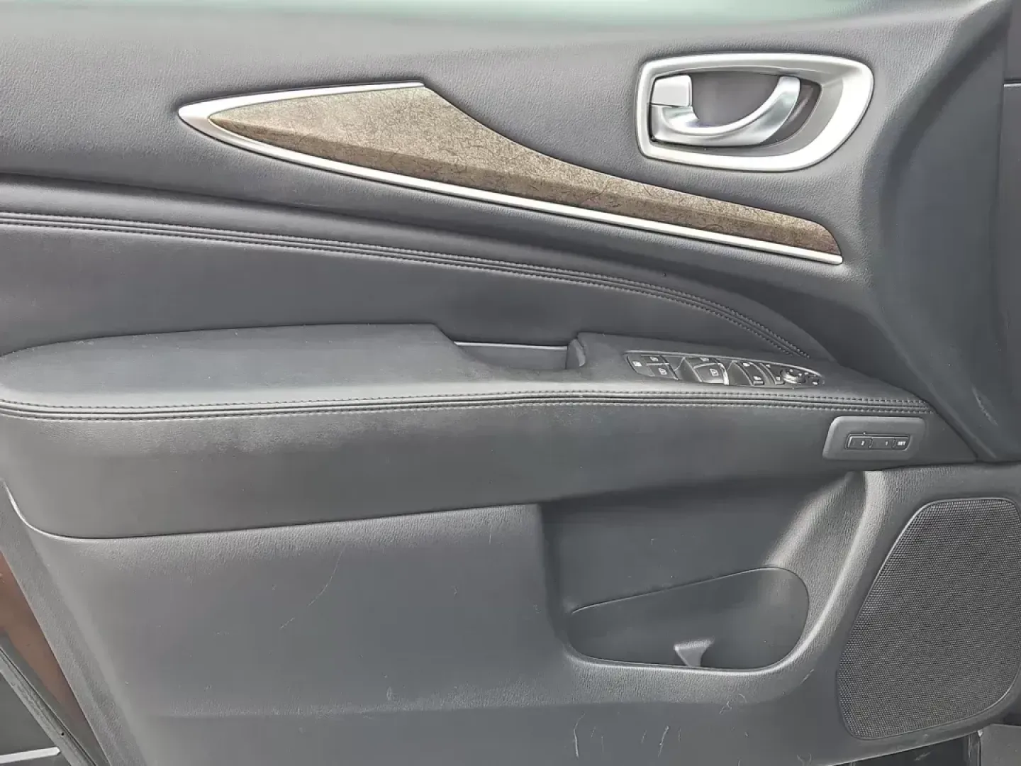 2014 /Graphite Infiniti QX60 (5N1AL0MM0EC) with an Other engine, located at 1430 Gateway Drive, Opelika, AL, 36801, (334) 239-0944, 32.637871, -85.409790 - **Unleash Adventure with the 2014 Infiniti QX60 at Gils Auto in Opelika, AL!**<br /> <br /> Are you ready to elevate your family trips and weekend getaways? Look no further than this stunning 2014 Infiniti QX60, designed for those who crave a blend of style, comfort, and reliability. With its spacio - Photo#9