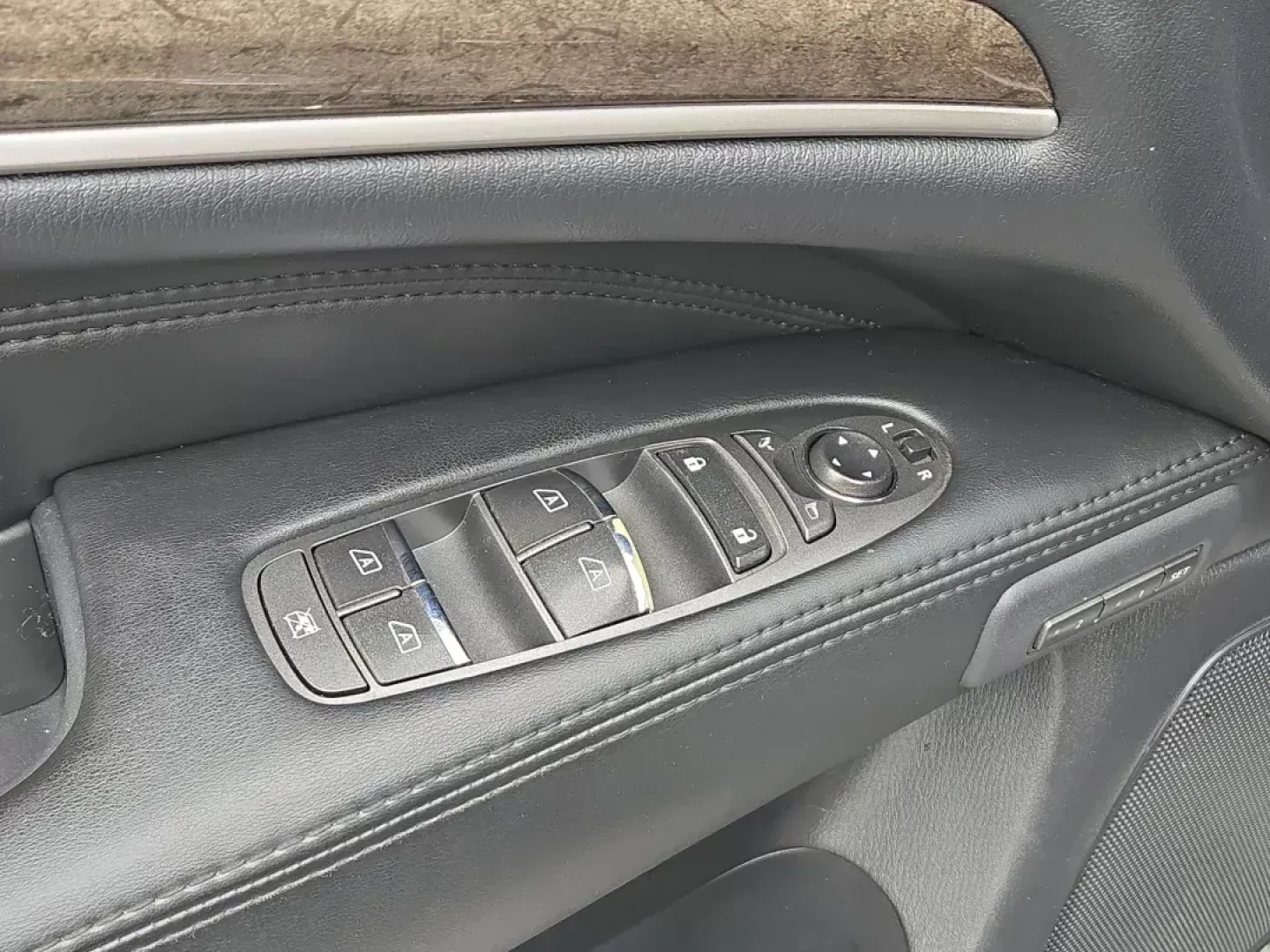 2014 /Graphite Infiniti QX60 (5N1AL0MM0EC) with an Other engine, located at 1430 Gateway Drive, Opelika, AL, 36801, (334) 239-0944, 32.637871, -85.409790 - **Unleash Adventure with the 2014 Infiniti QX60 at Gils Auto in Opelika, AL!**<br /> <br /> Are you ready to elevate your family trips and weekend getaways? Look no further than this stunning 2014 Infiniti QX60, designed for those who crave a blend of style, comfort, and reliability. With its spacio - Photo#10